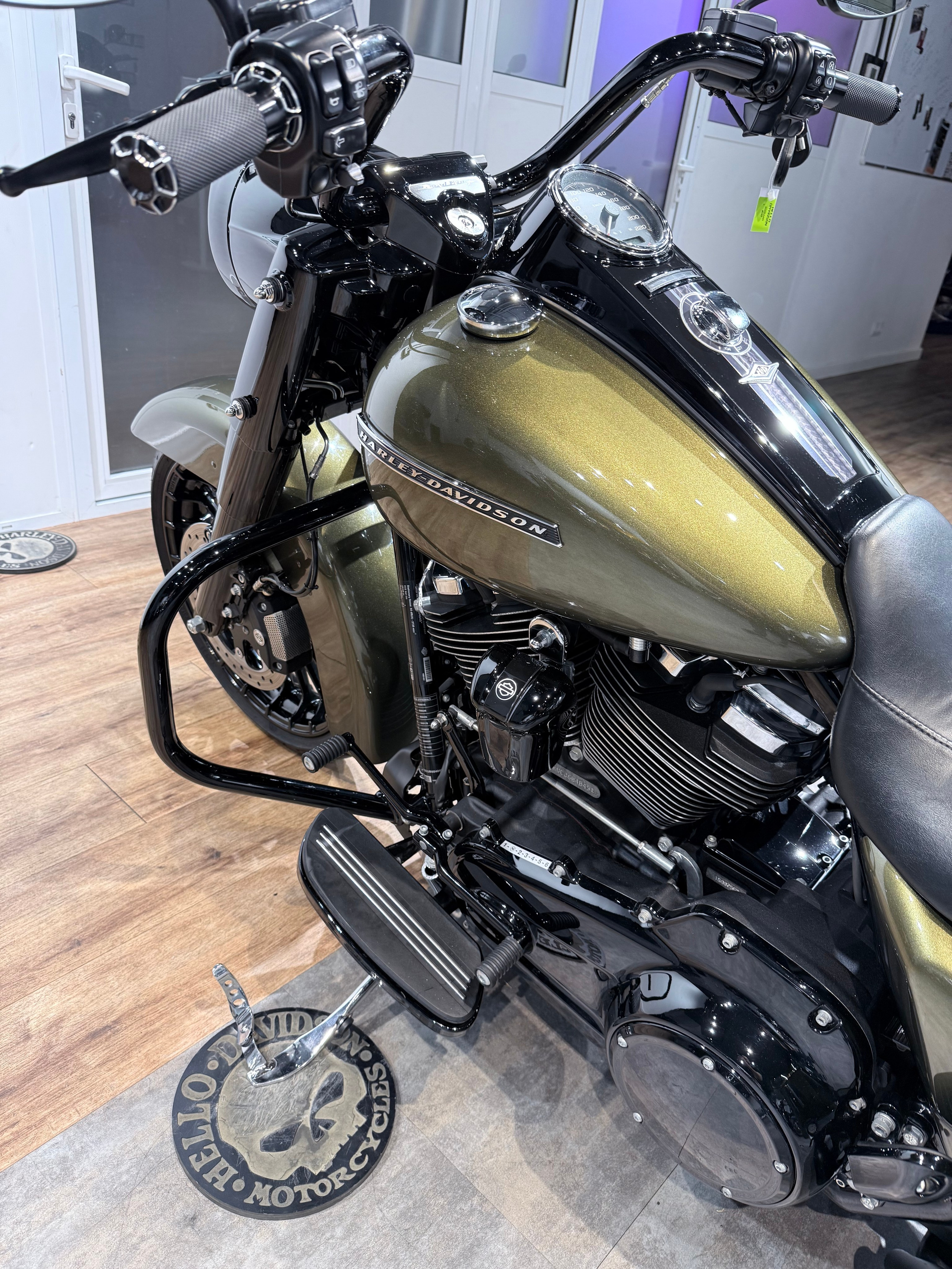 Купить Harley-Davidson 2017 Road King (Olive Gold) (Touring) — подробнее на сайте. Hello Davidson, Москва. Только хорошие мотоциклы…