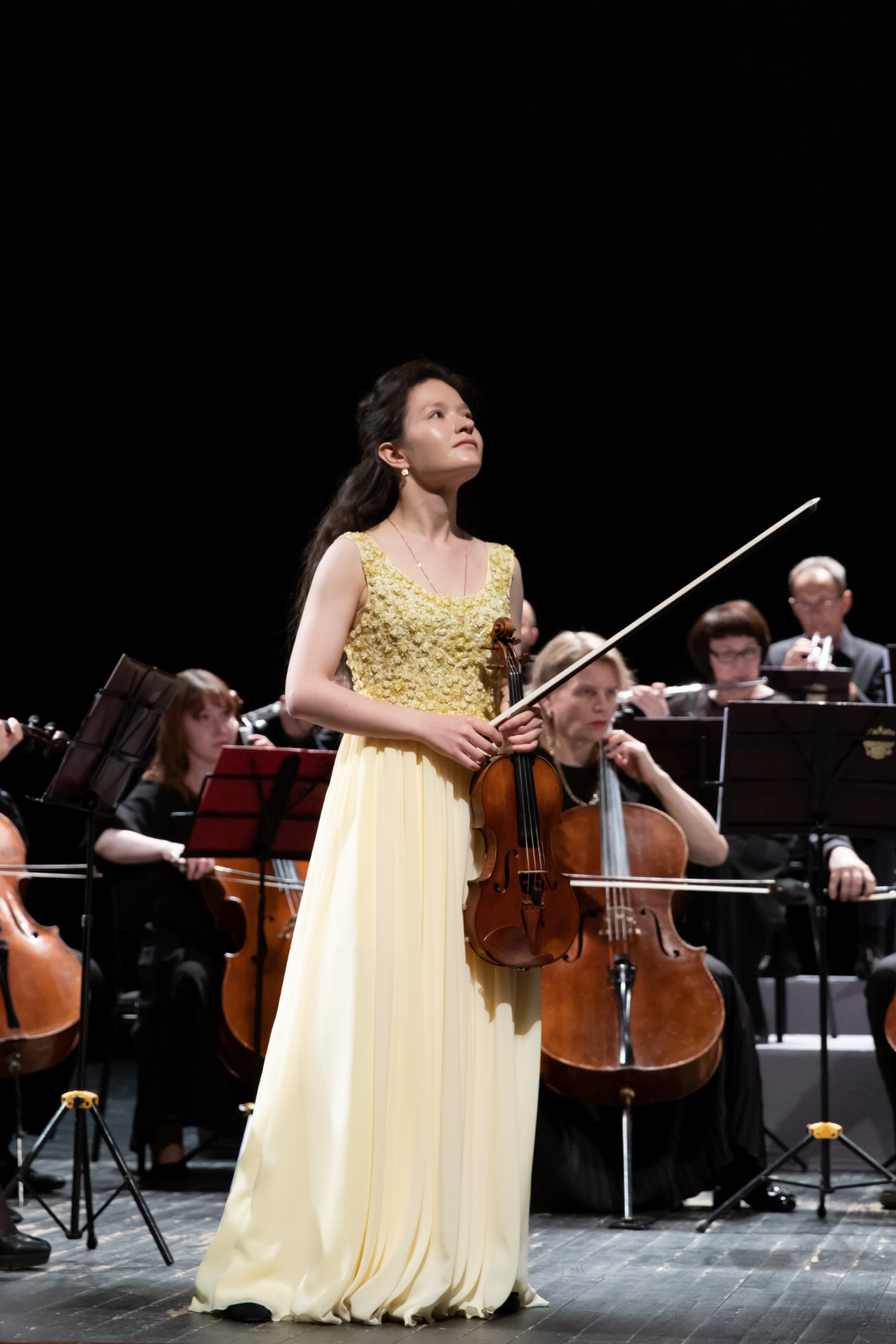 На сцене. Скрипачка Анна Савкина