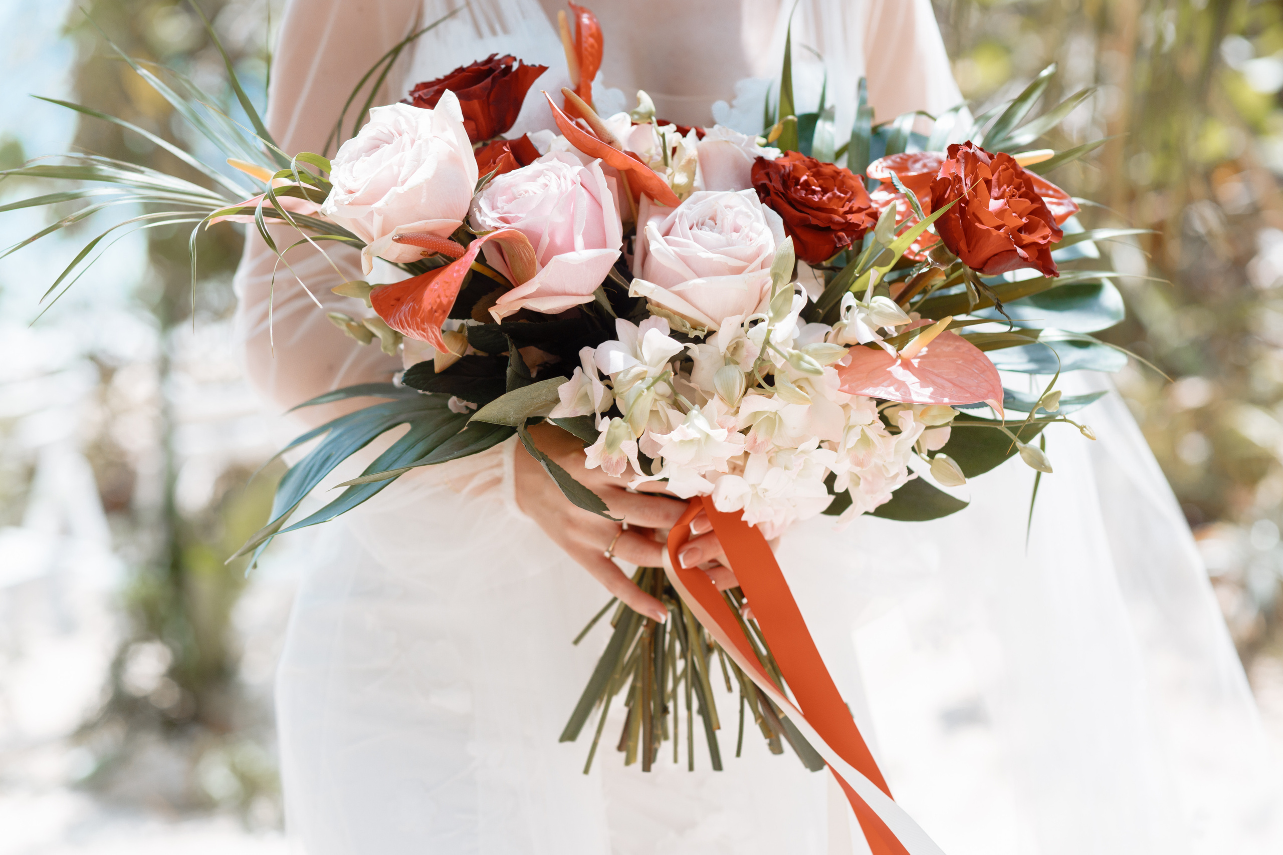 Шикарная невеста на изумрудном берегу острова Пхукета. Фотограф на Пхукете в Таиланде