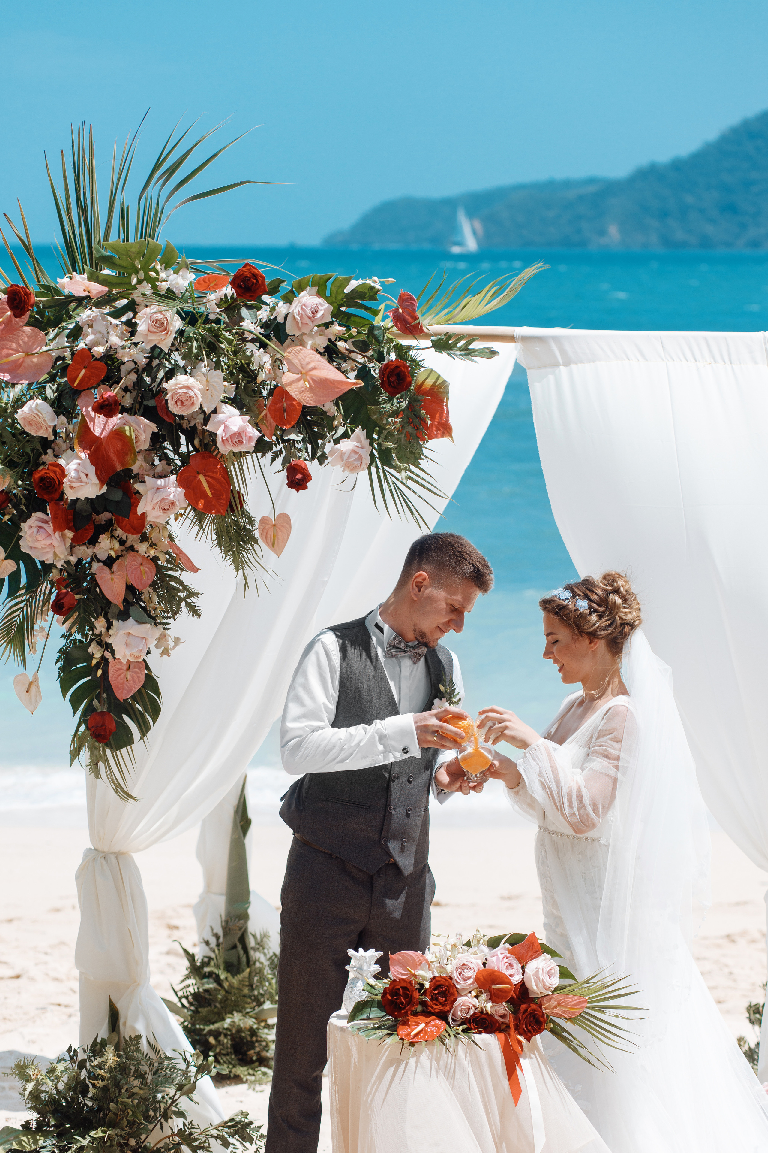 Шикарная невеста на изумрудном берегу острова Пхукета. Фотограф на Пхукете в Таиланде