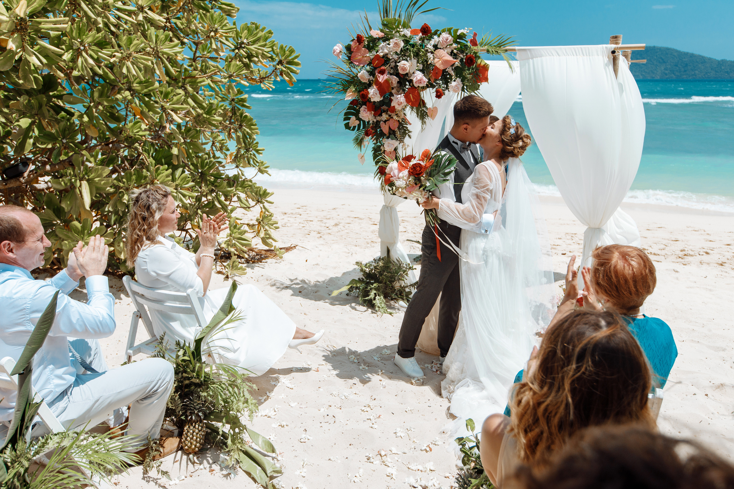 Шикарная невеста на изумрудном берегу острова Пхукета. Фотограф на Пхукете в Таиланде