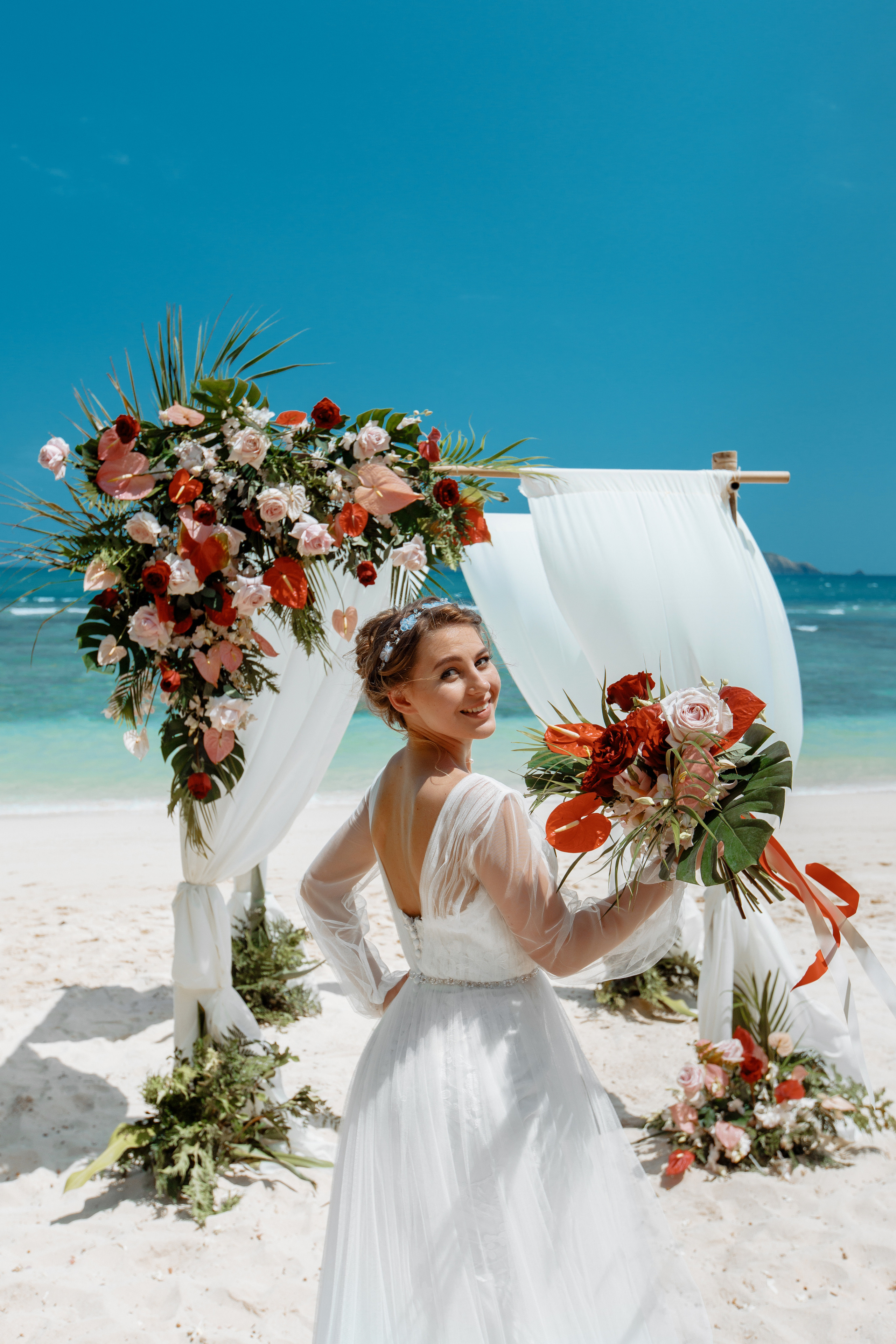 Шикарная невеста на изумрудном берегу острова Пхукета. Фотограф на Пхукете в Таиланде