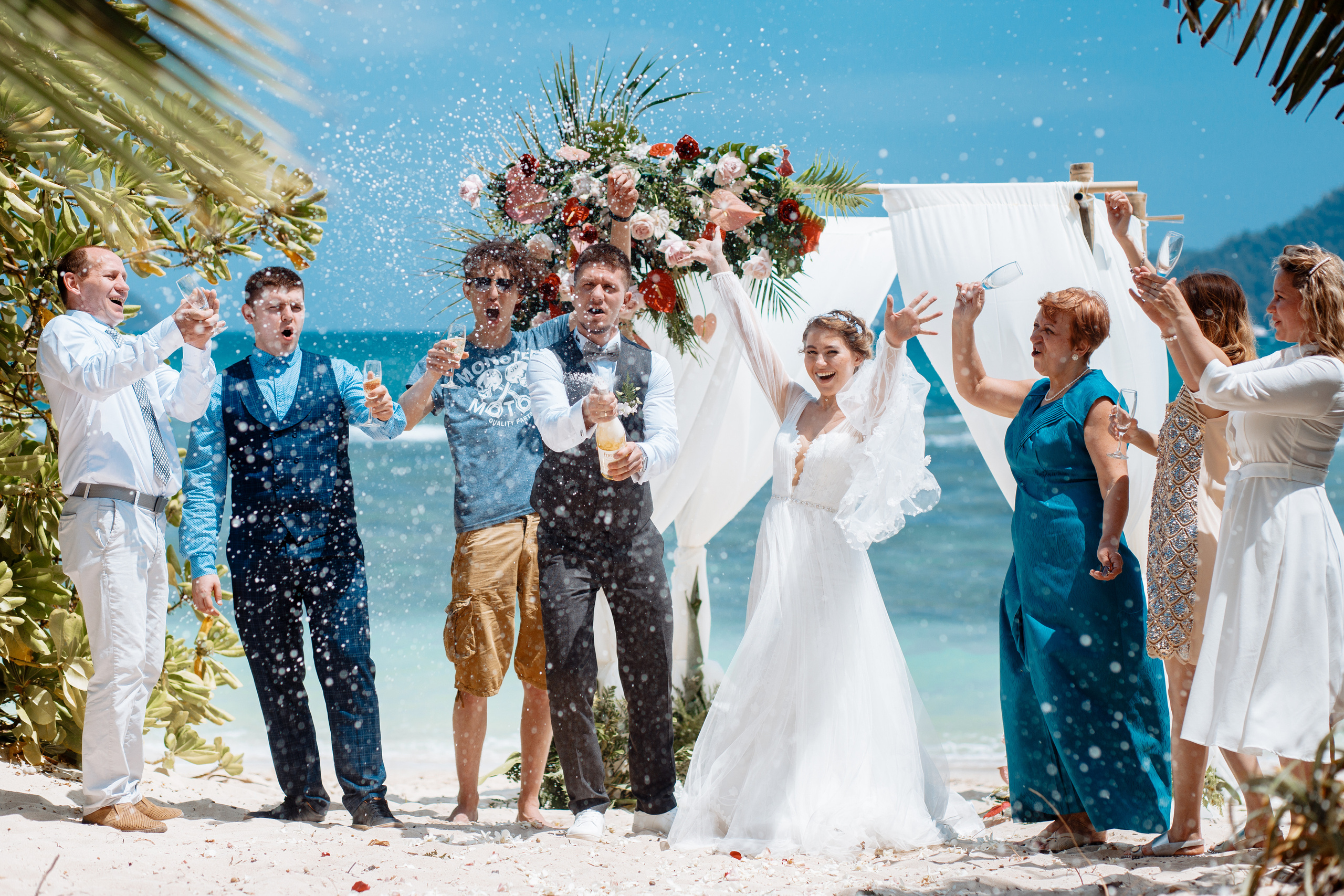 Шикарная невеста на изумрудном берегу острова Пхукета. Фотограф на Пхукете в Таиланде