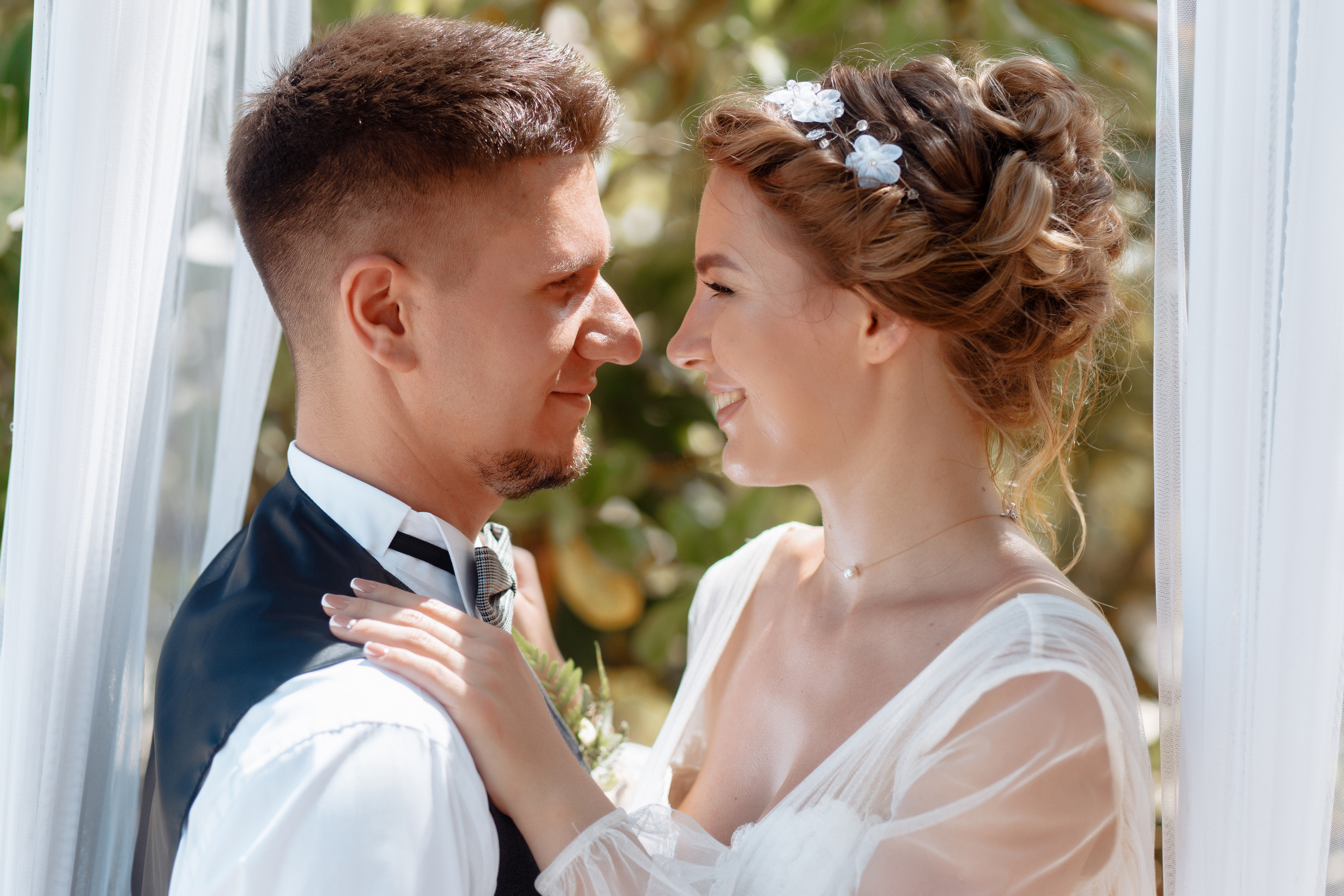 Шикарная невеста на изумрудном берегу острова Пхукета. Фотограф на Пхукете в Таиланде