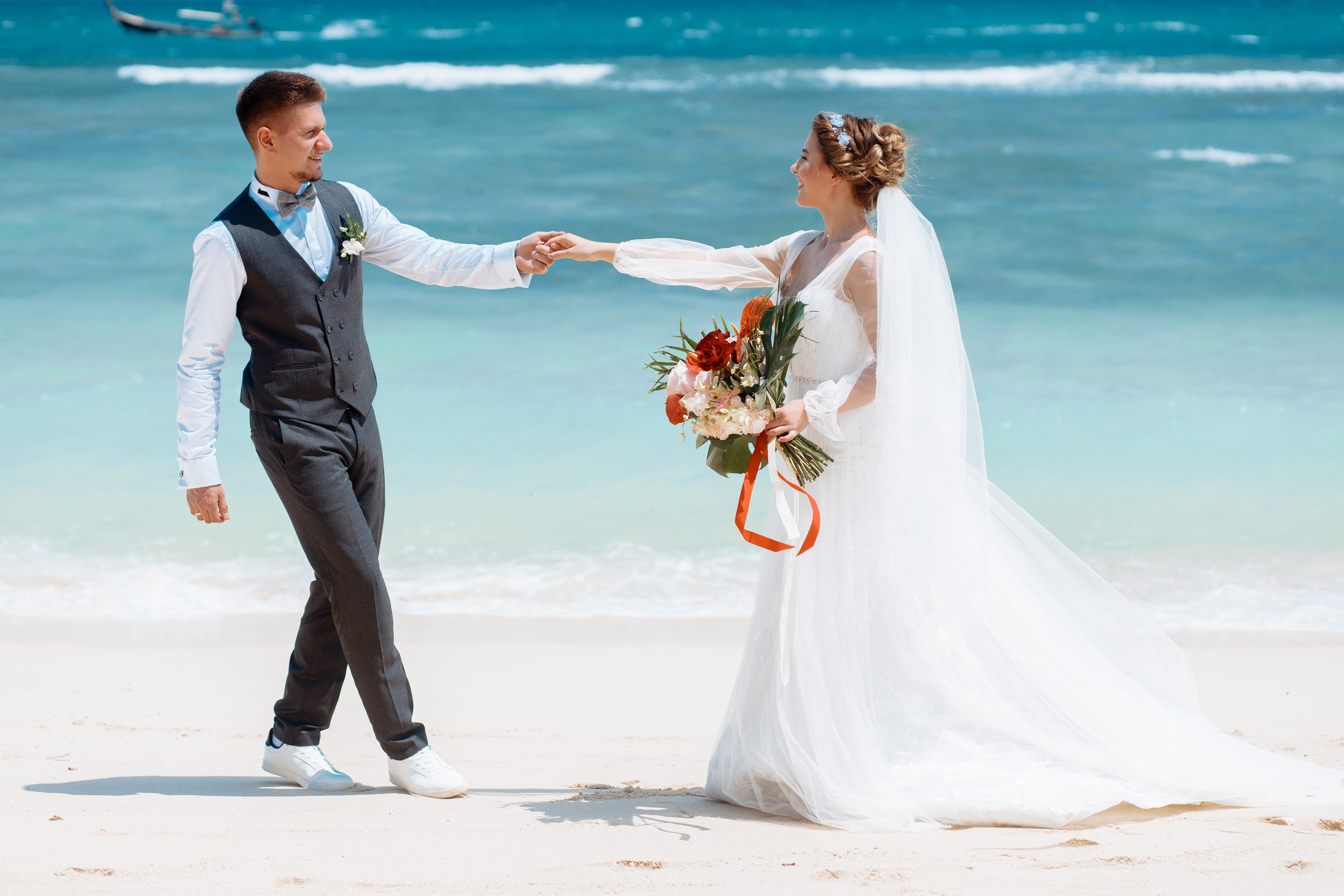 Шикарная невеста на изумрудном берегу острова Пхукета. Фотограф на Пхукете в Таиланде