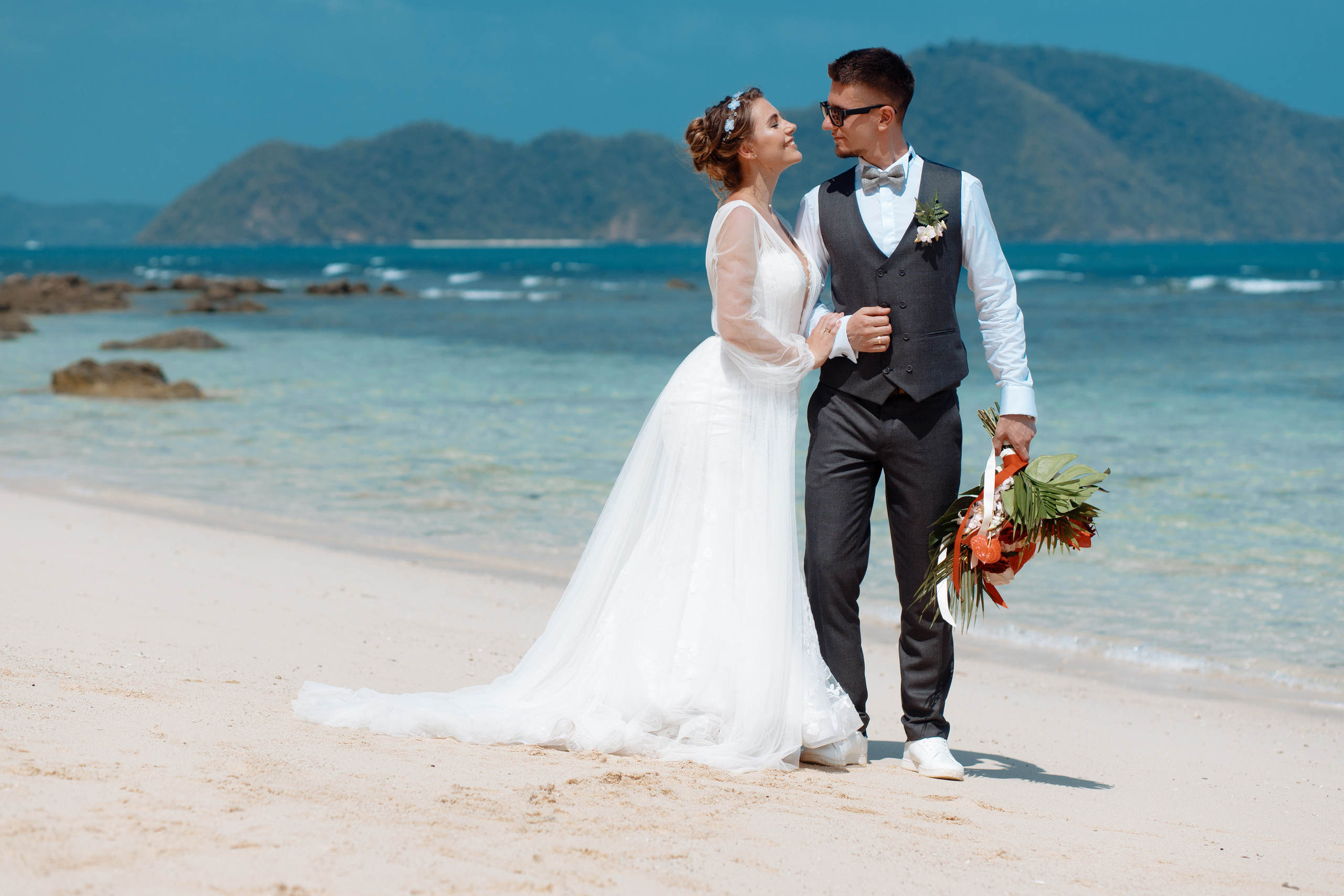 Шикарная невеста на изумрудном берегу острова Пхукета. Фотограф на Пхукете в Таиланде