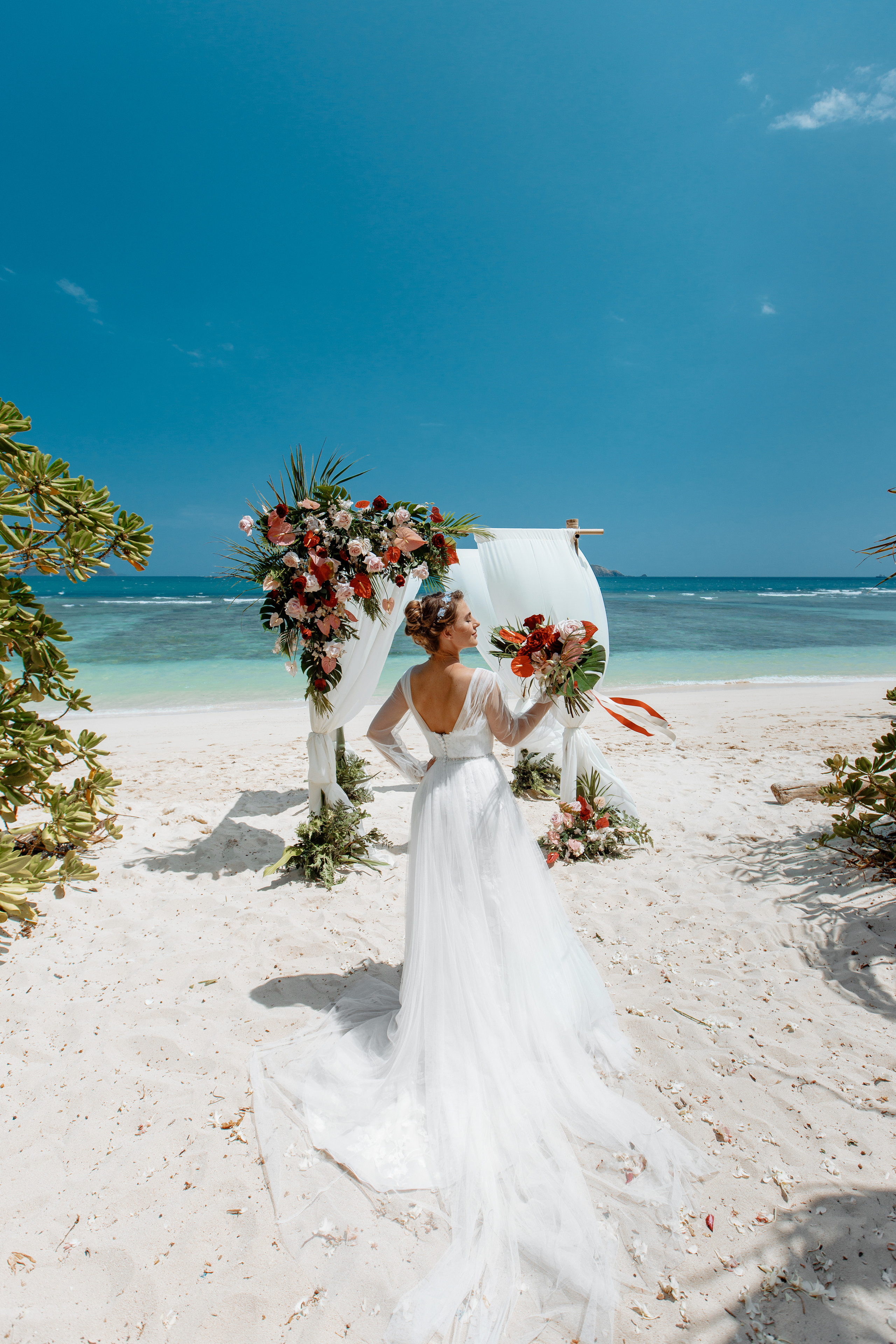 Шикарная невеста на изумрудном берегу острова Пхукета. Фотограф на Пхукете в Таиланде