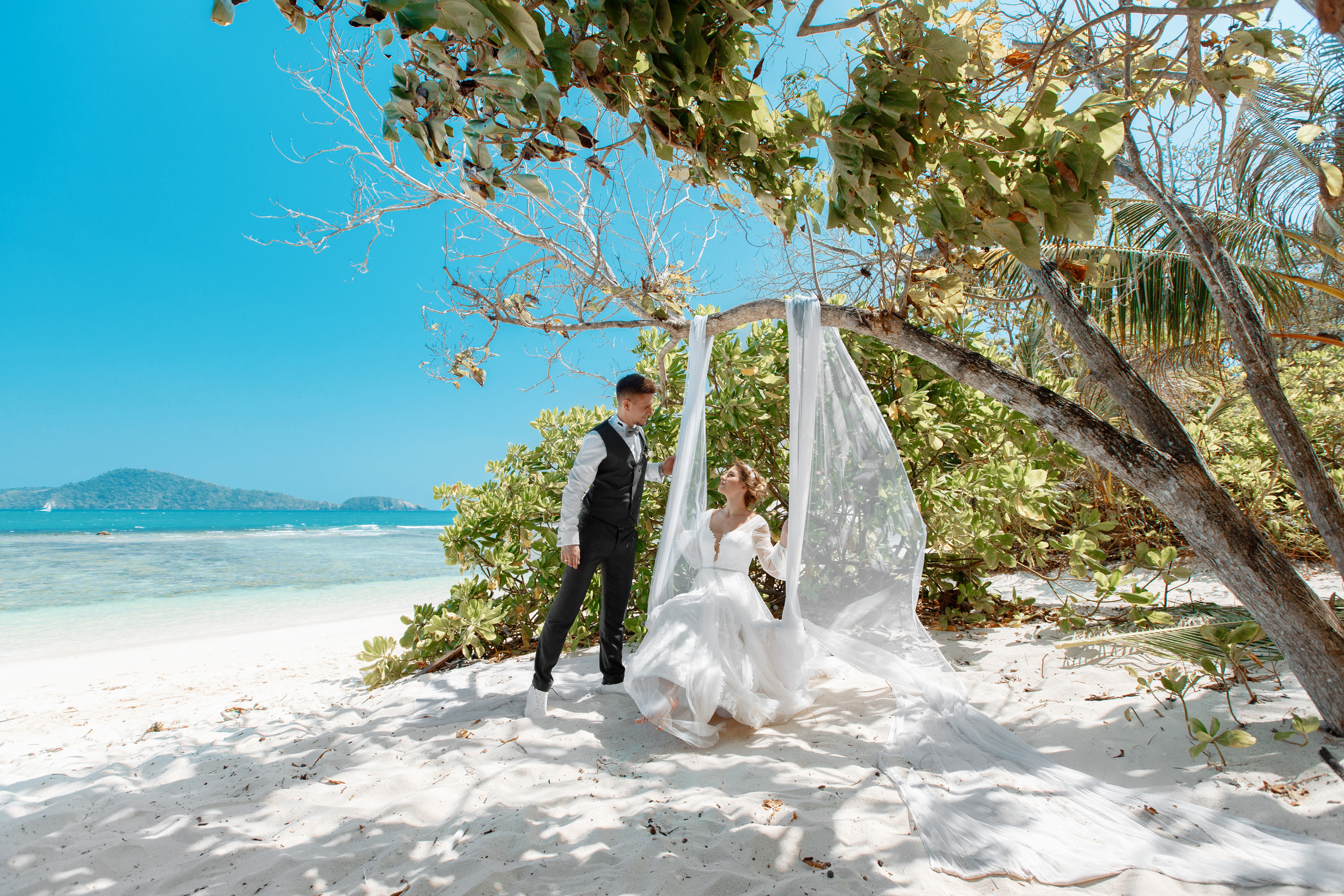 Шикарная невеста на изумрудном берегу острова Пхукета. Фотограф на Пхукете в Таиланде