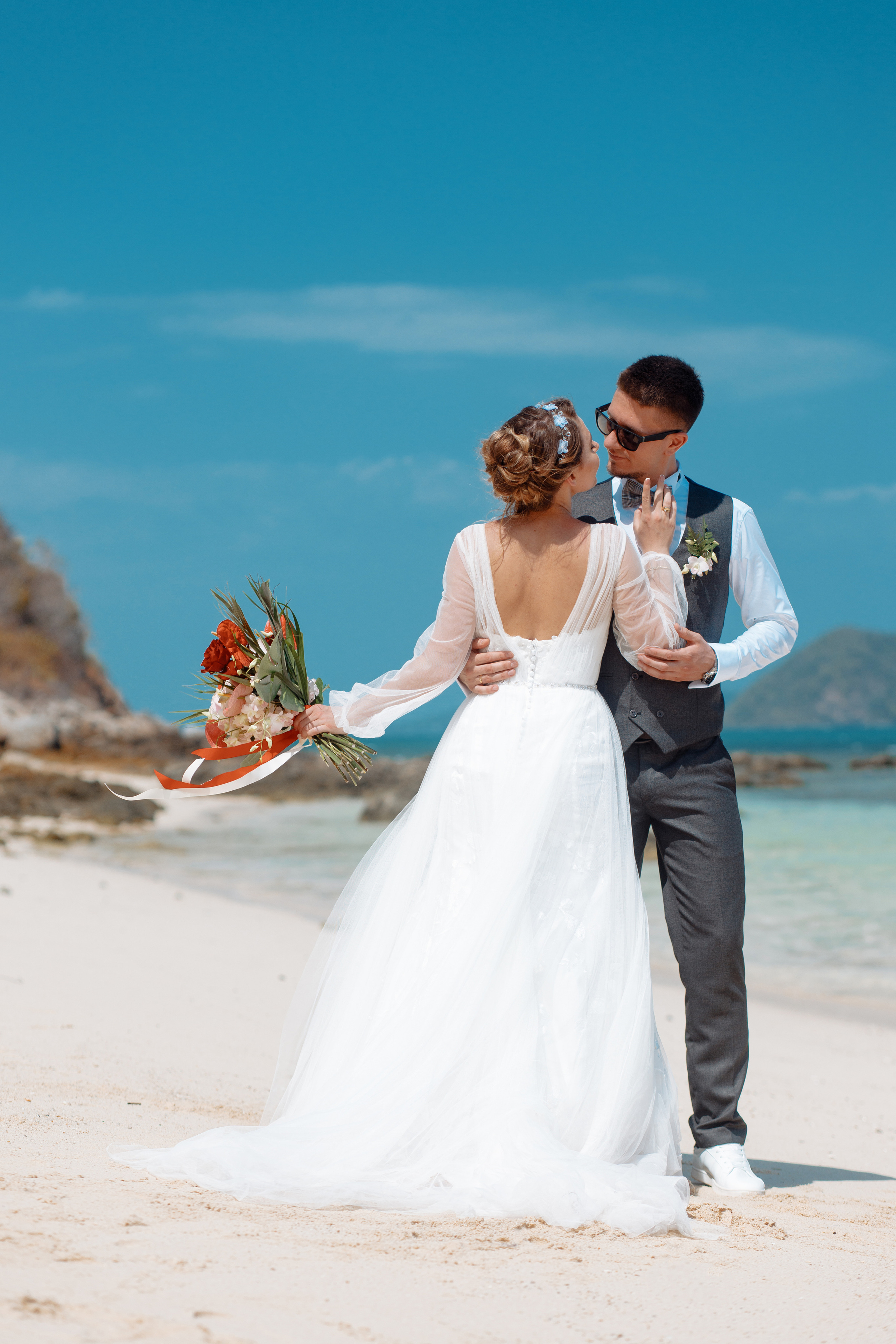 Шикарная невеста на изумрудном берегу острова Пхукета. Фотограф на Пхукете в Таиланде