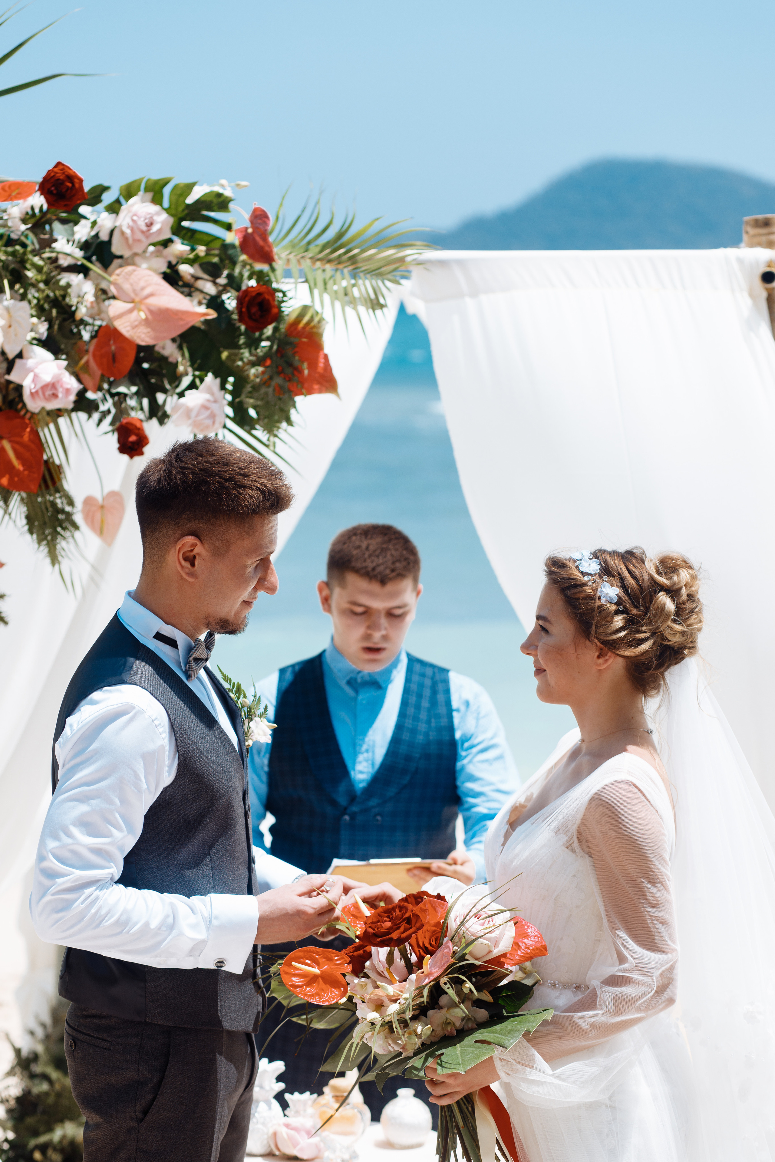 Шикарная невеста на изумрудном берегу острова Пхукета. Фотограф на Пхукете в Таиланде