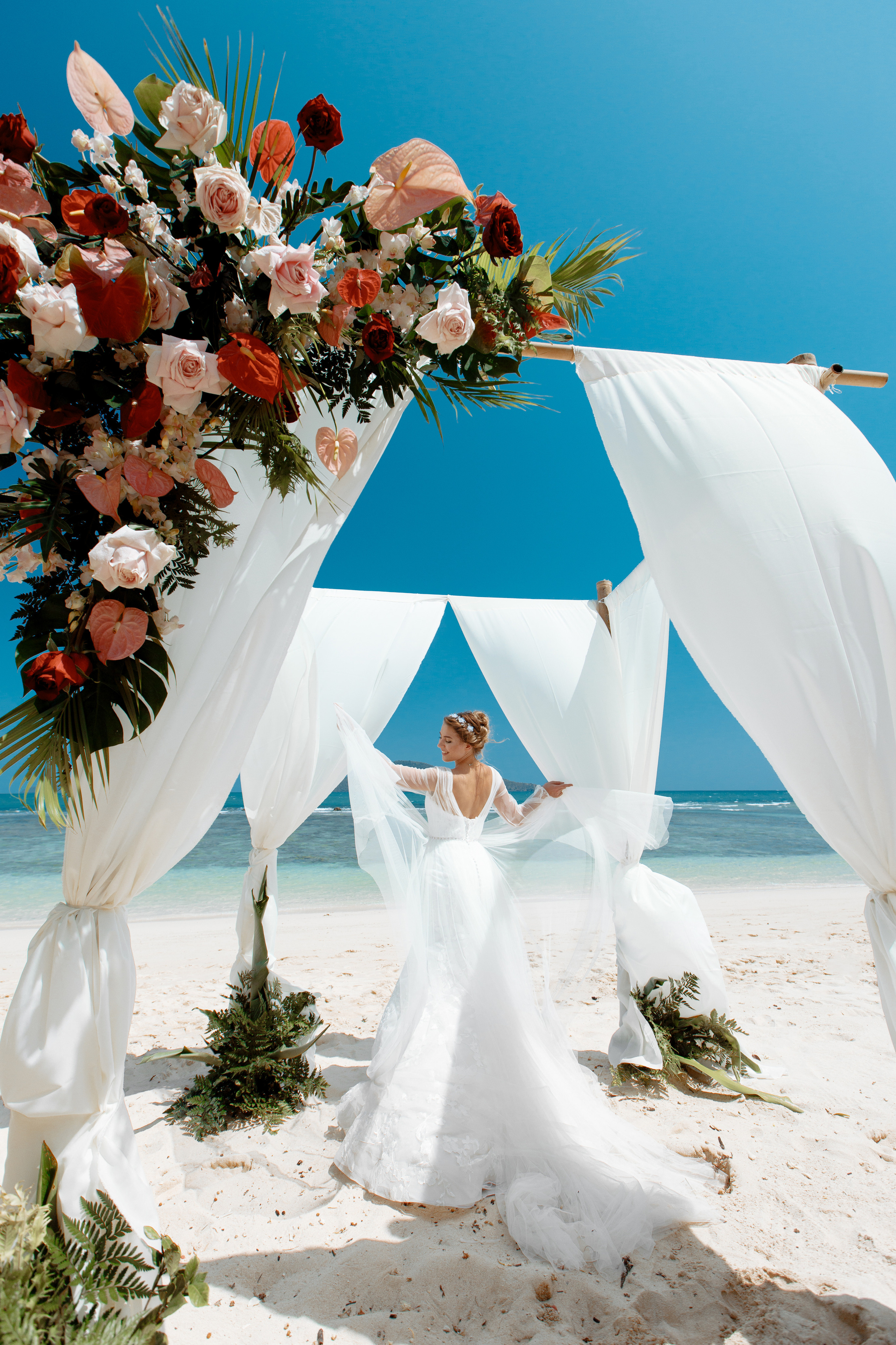 Шикарная невеста на изумрудном берегу острова Пхукета. Фотограф на Пхукете в Таиланде