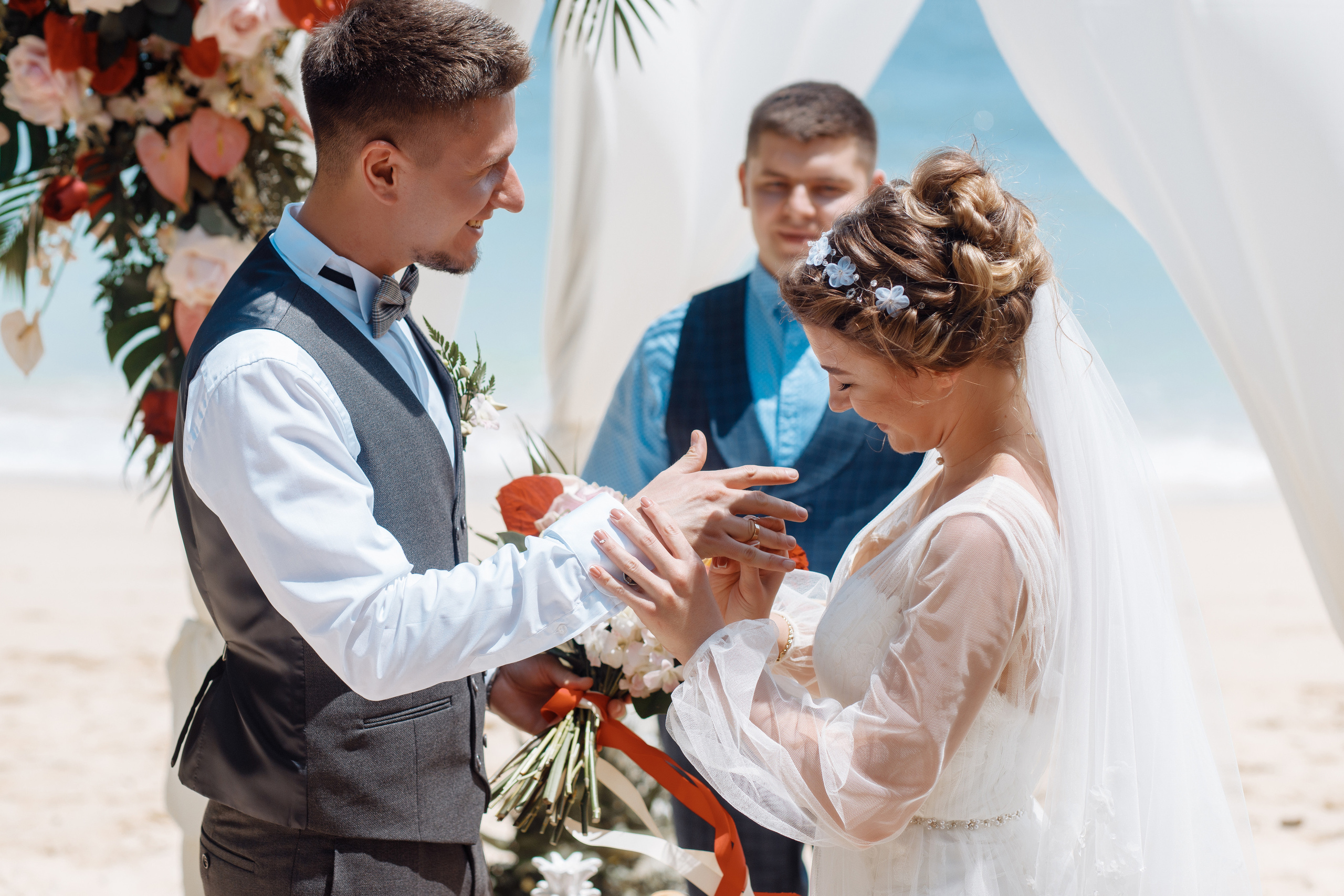 Шикарная невеста на изумрудном берегу острова Пхукета. Фотограф на Пхукете в Таиланде