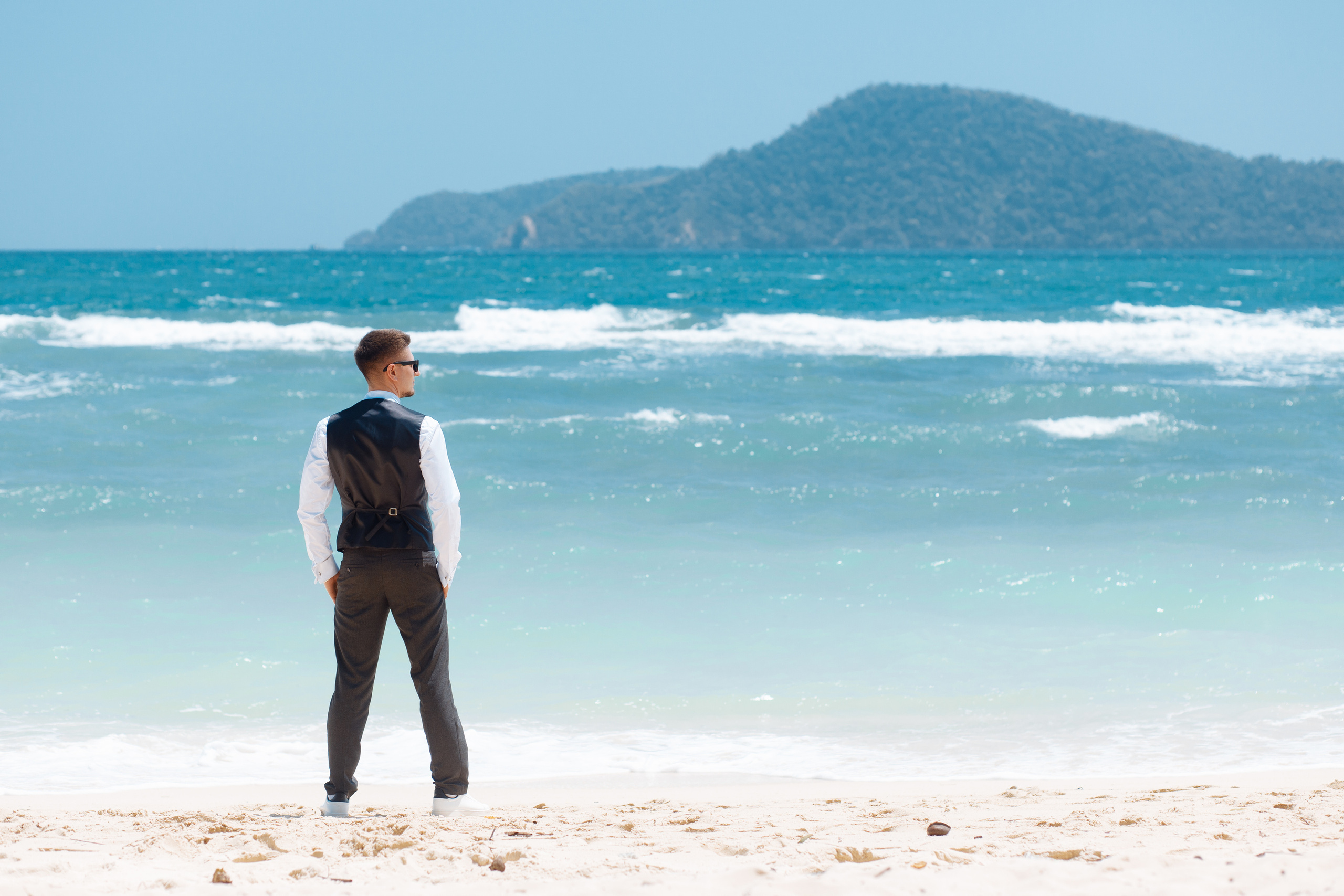 Шикарная невеста на изумрудном берегу острова Пхукета. Фотограф на Пхукете в Таиланде