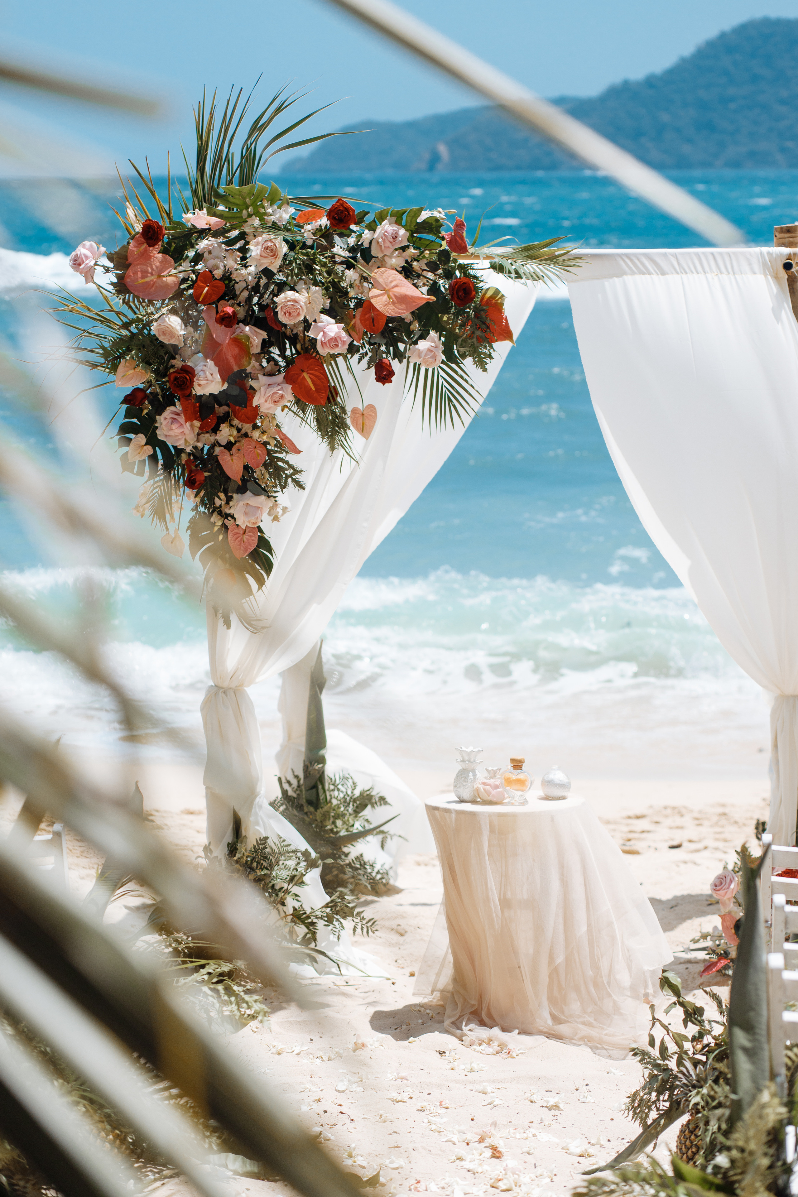 Шикарная невеста на изумрудном берегу острова Пхукета. Фотограф на Пхукете в Таиланде