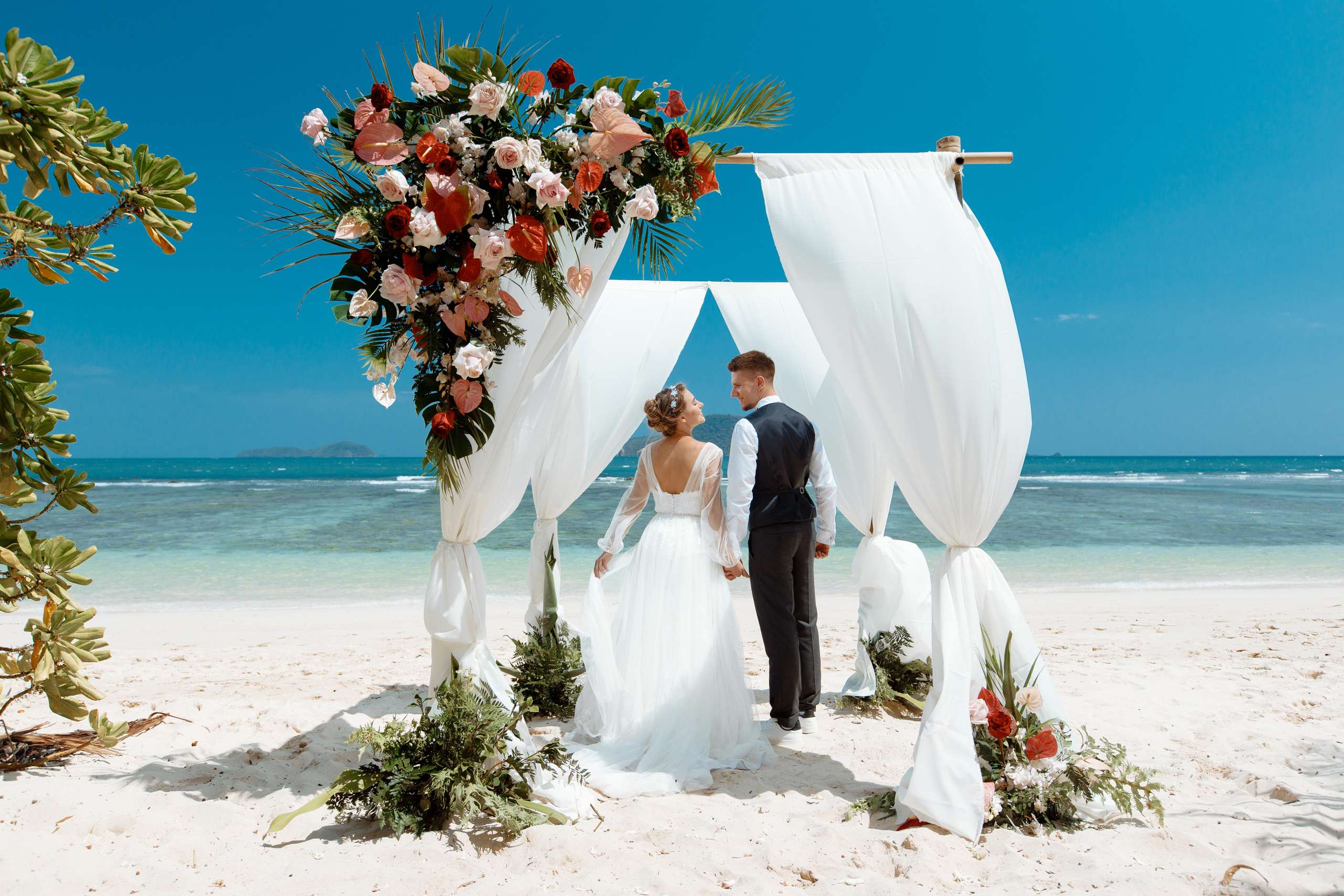 Шикарная невеста на изумрудном берегу острова Пхукета. Фотограф на Пхукете в Таиланде