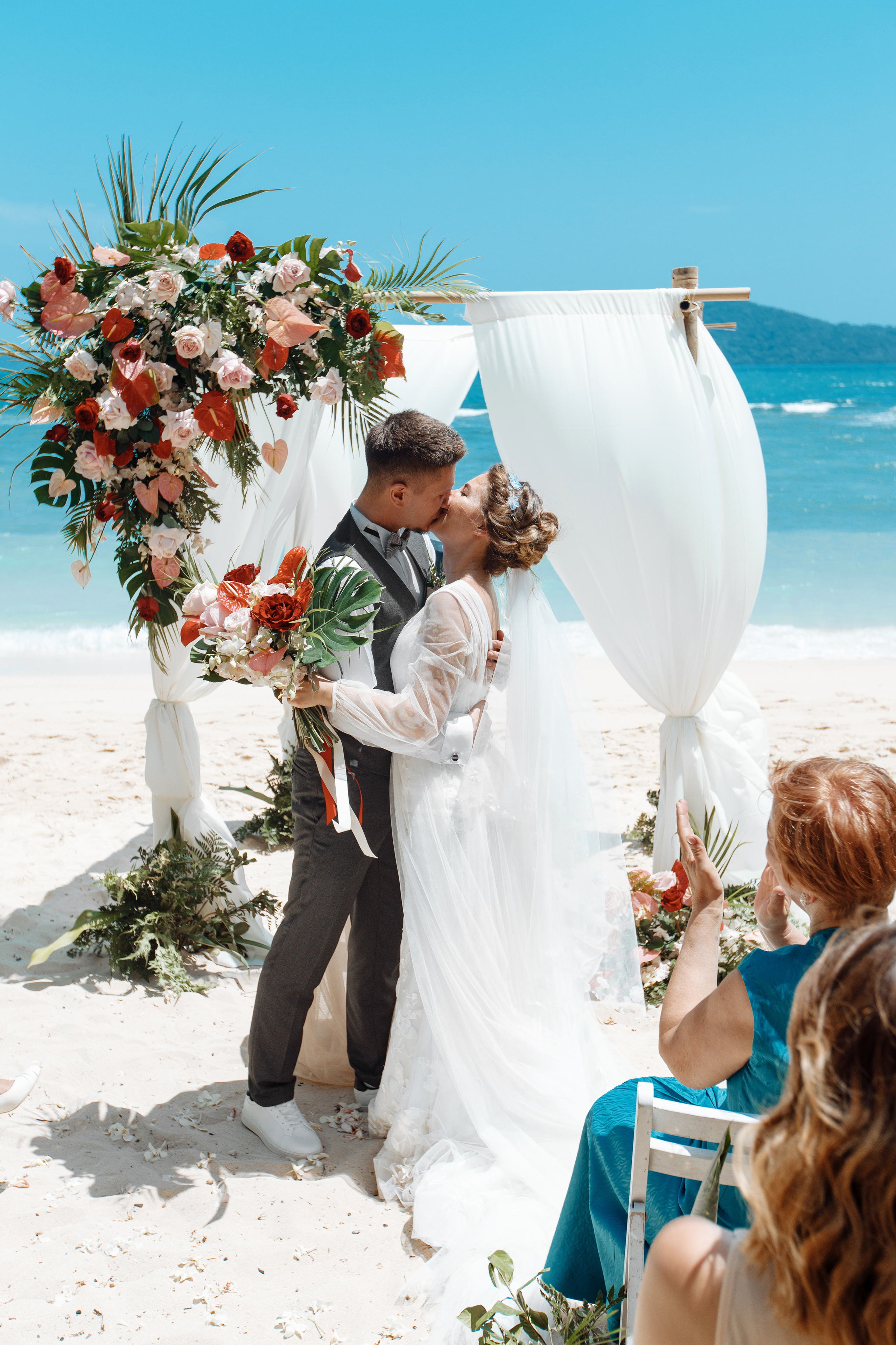 Шикарная невеста на изумрудном берегу острова Пхукета. Фотограф на Пхукете в Таиланде