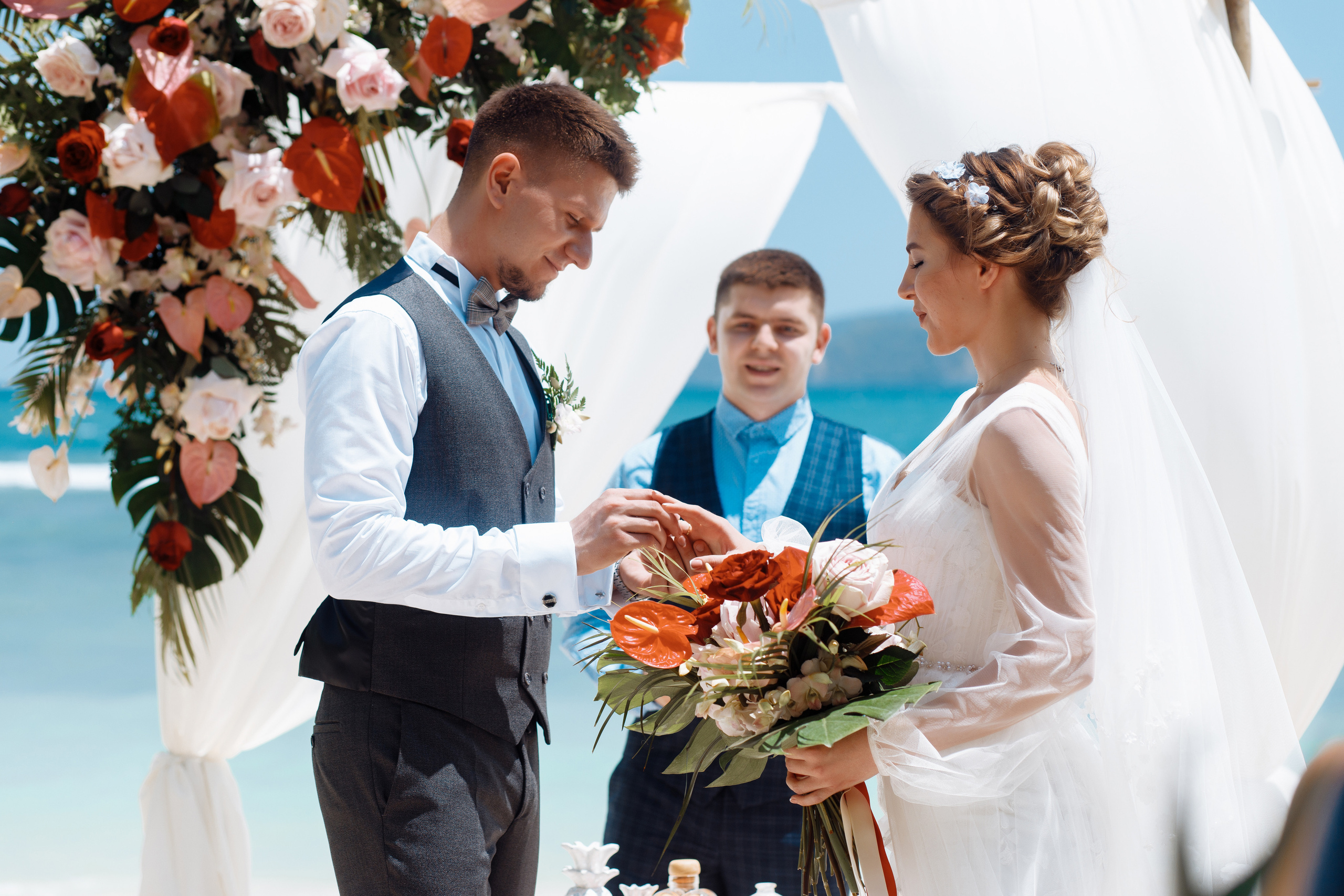 Шикарная невеста на изумрудном берегу острова Пхукета. Фотограф на Пхукете в Таиланде