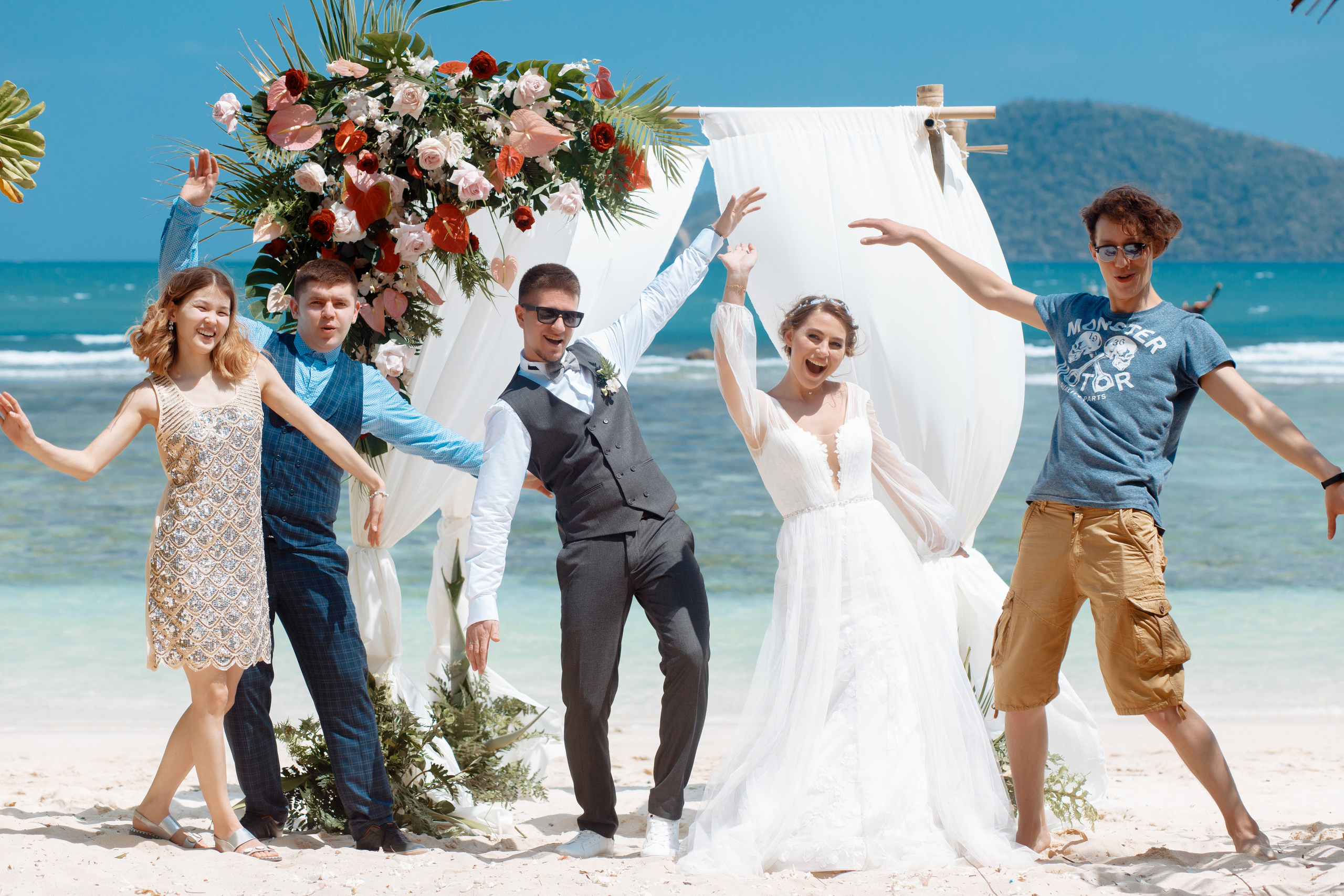 Шикарная невеста на изумрудном берегу острова Пхукета. Фотограф на Пхукете в Таиланде