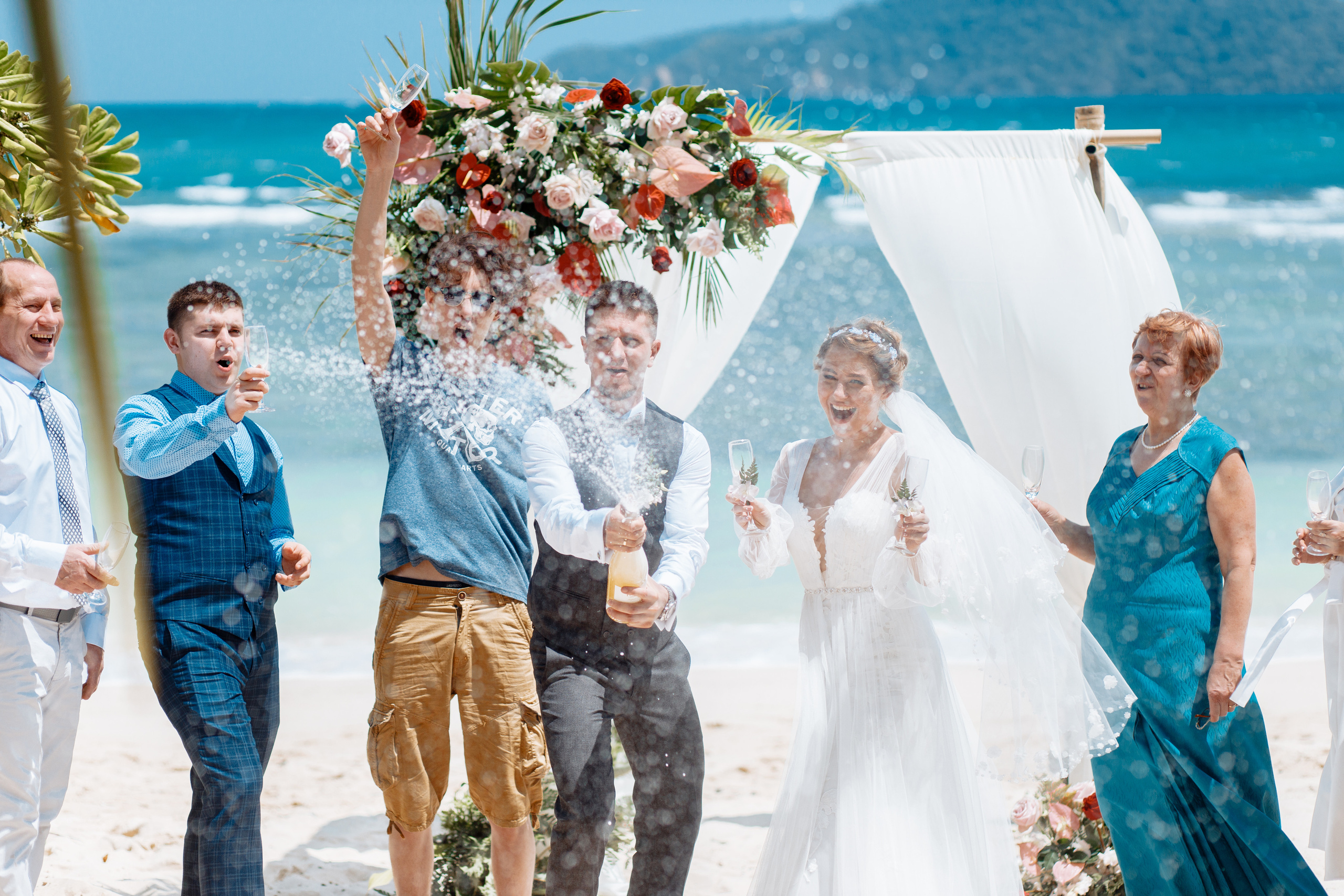 Шикарная невеста на изумрудном берегу острова Пхукета. Фотограф на Пхукете в Таиланде