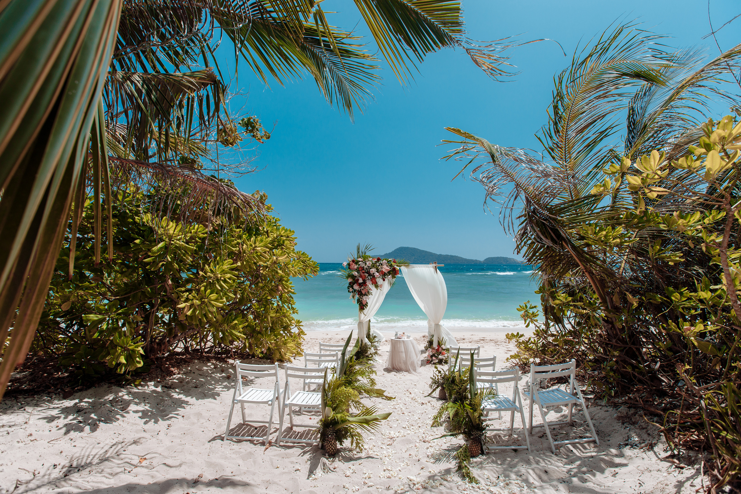 Шикарная невеста на изумрудном берегу острова Пхукета. Фотограф на Пхукете в Таиланде