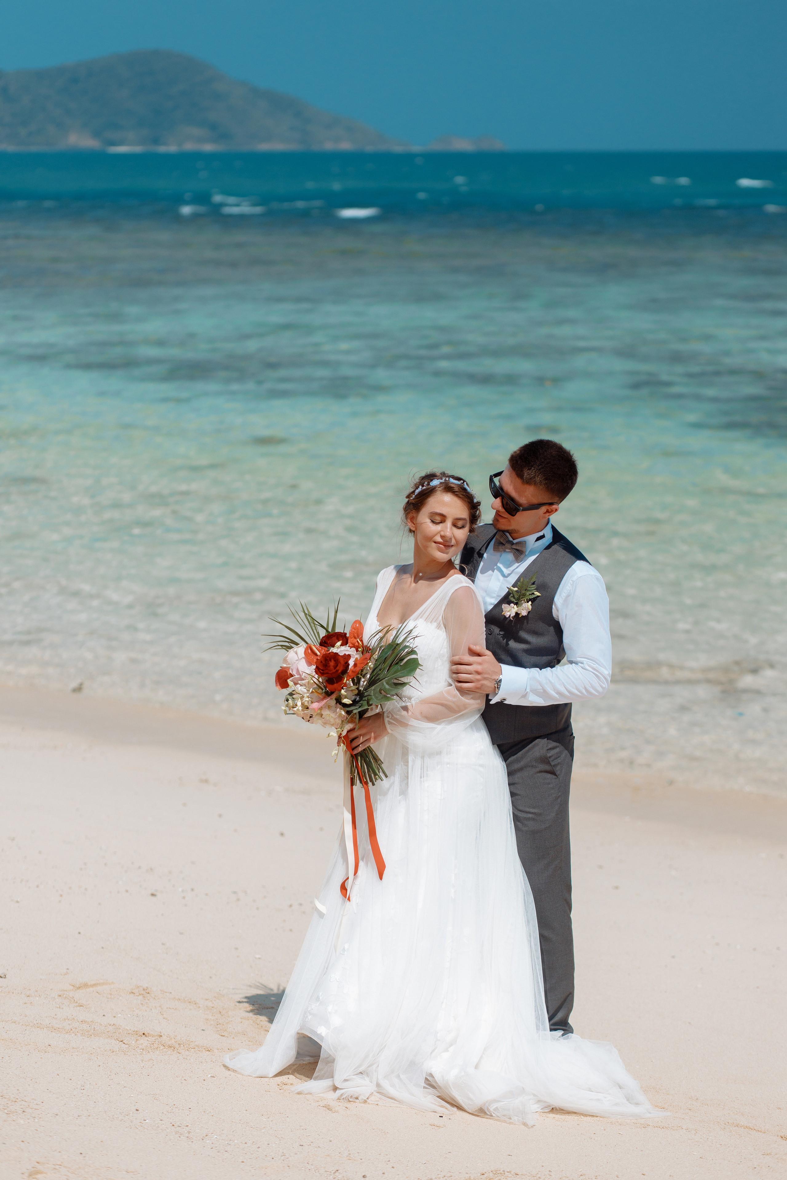 Шикарная невеста на изумрудном берегу острова Пхукета. Фотограф на Пхукете в Таиланде