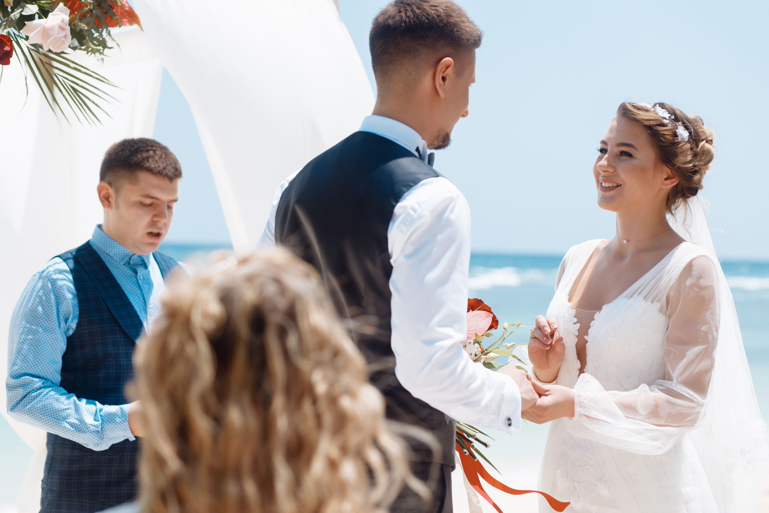 Шикарная невеста на изумрудном берегу острова Пхукета. Фотограф на Пхукете в Таиланде