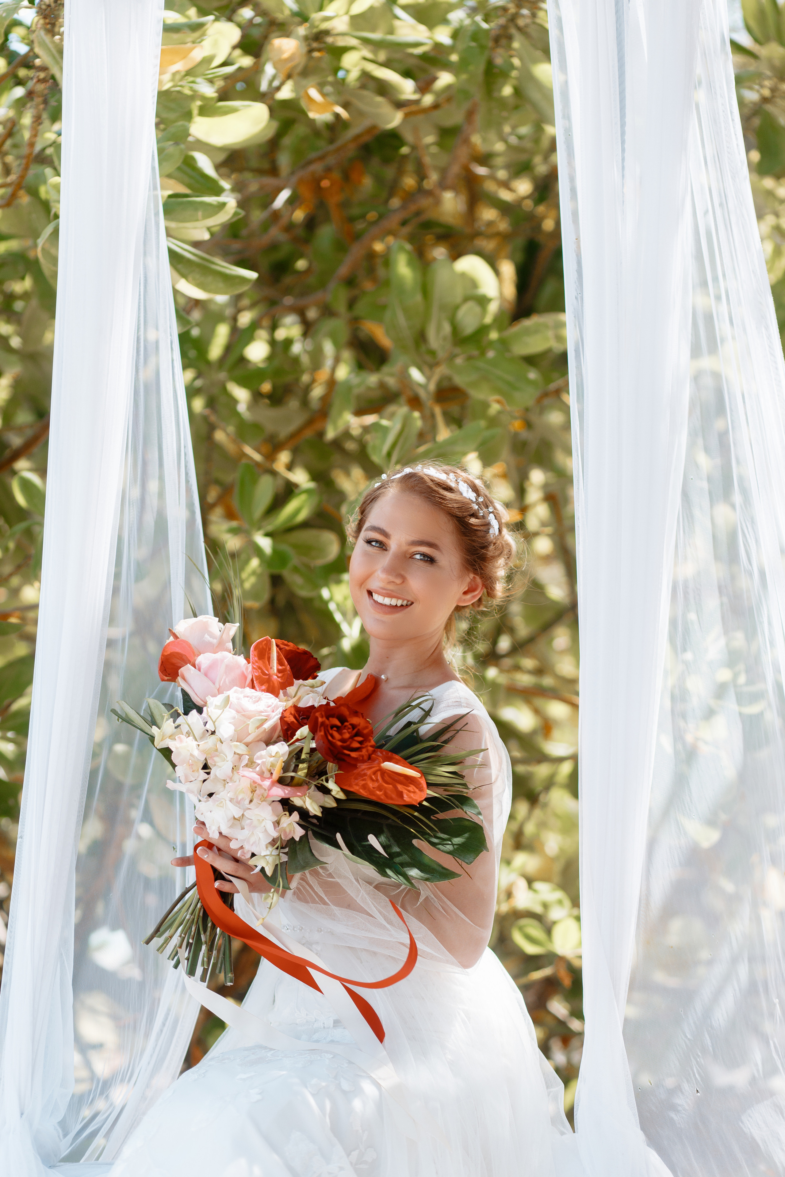 Шикарная невеста на изумрудном берегу острова Пхукета. Фотограф на Пхукете в Таиланде