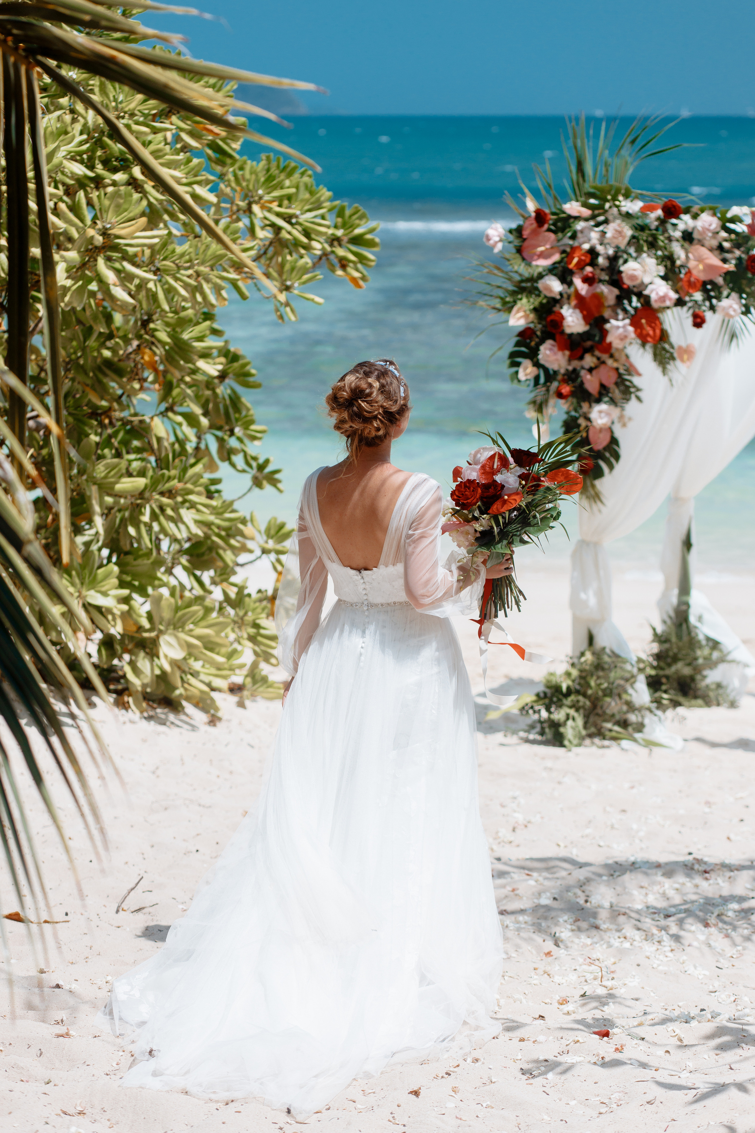 Шикарная невеста на изумрудном берегу острова Пхукета. Фотограф на Пхукете в Таиланде