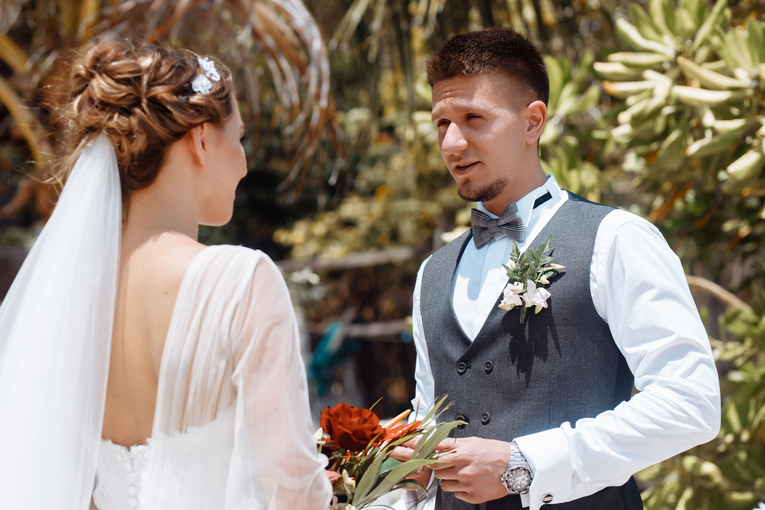 Шикарная невеста на изумрудном берегу острова Пхукета. Фотограф на Пхукете в Таиланде