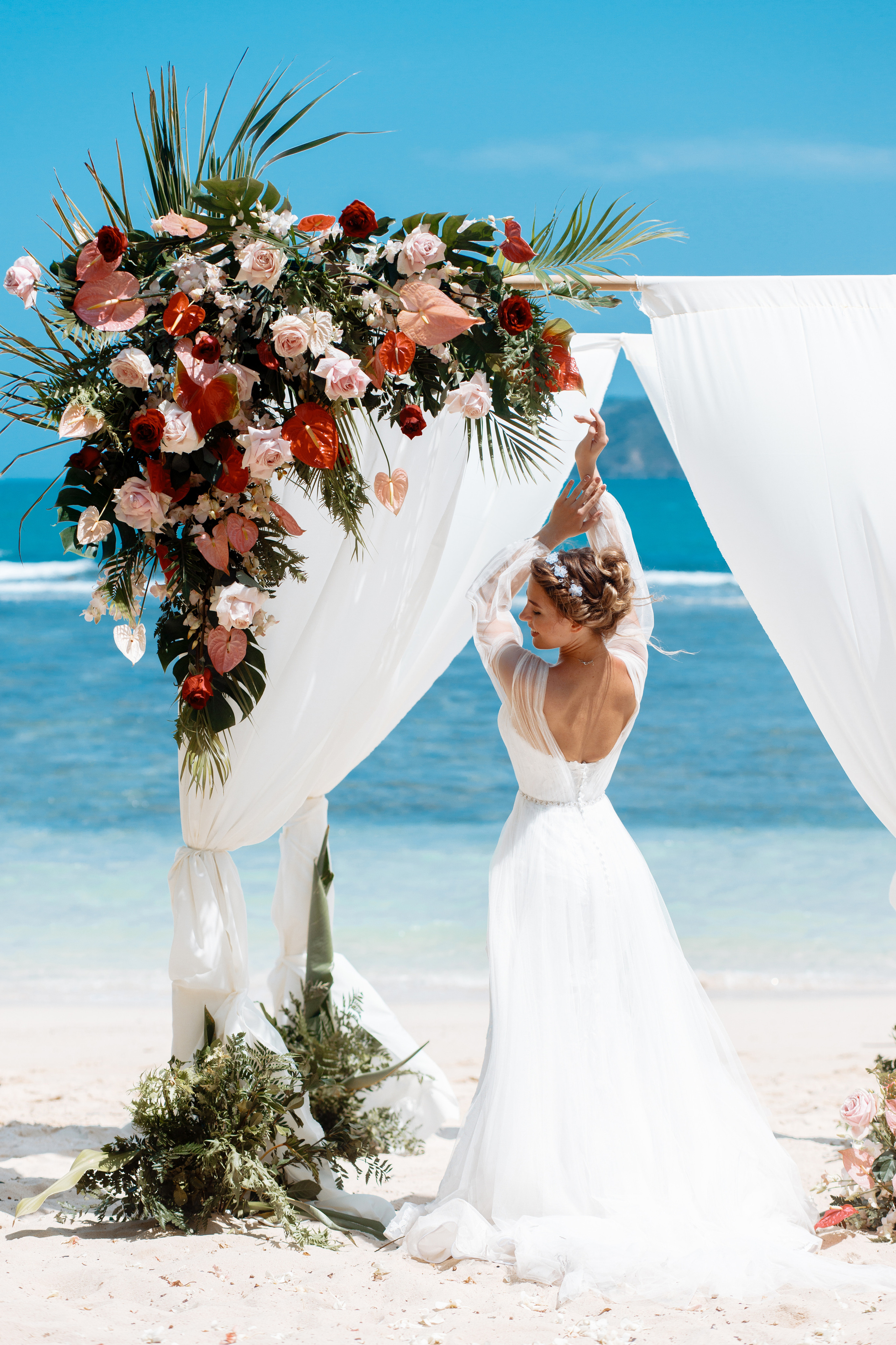 Шикарная невеста на изумрудном берегу острова Пхукета. Фотограф на Пхукете в Таиланде