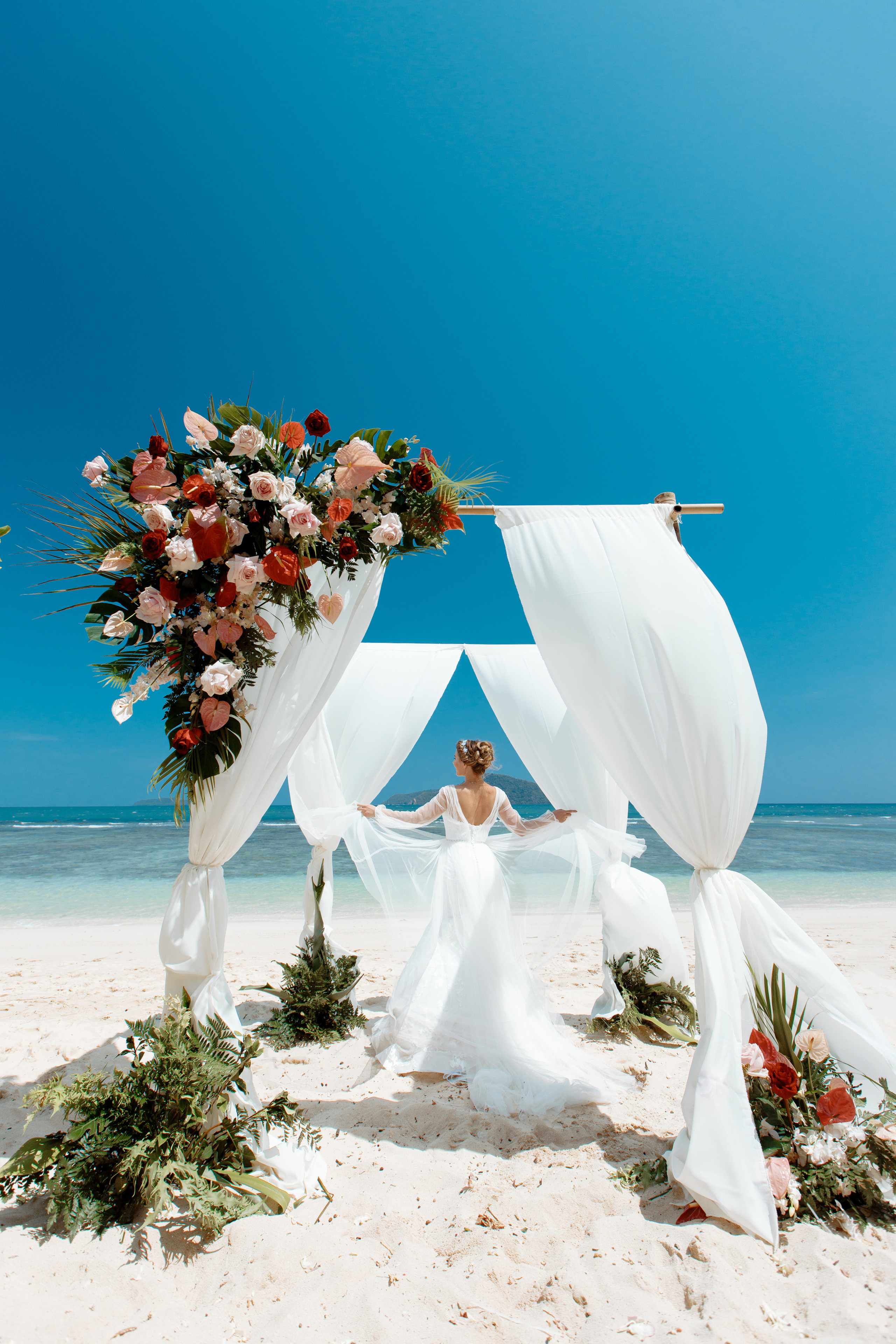 Шикарная невеста на изумрудном берегу острова Пхукета. Фотограф на Пхукете в Таиланде