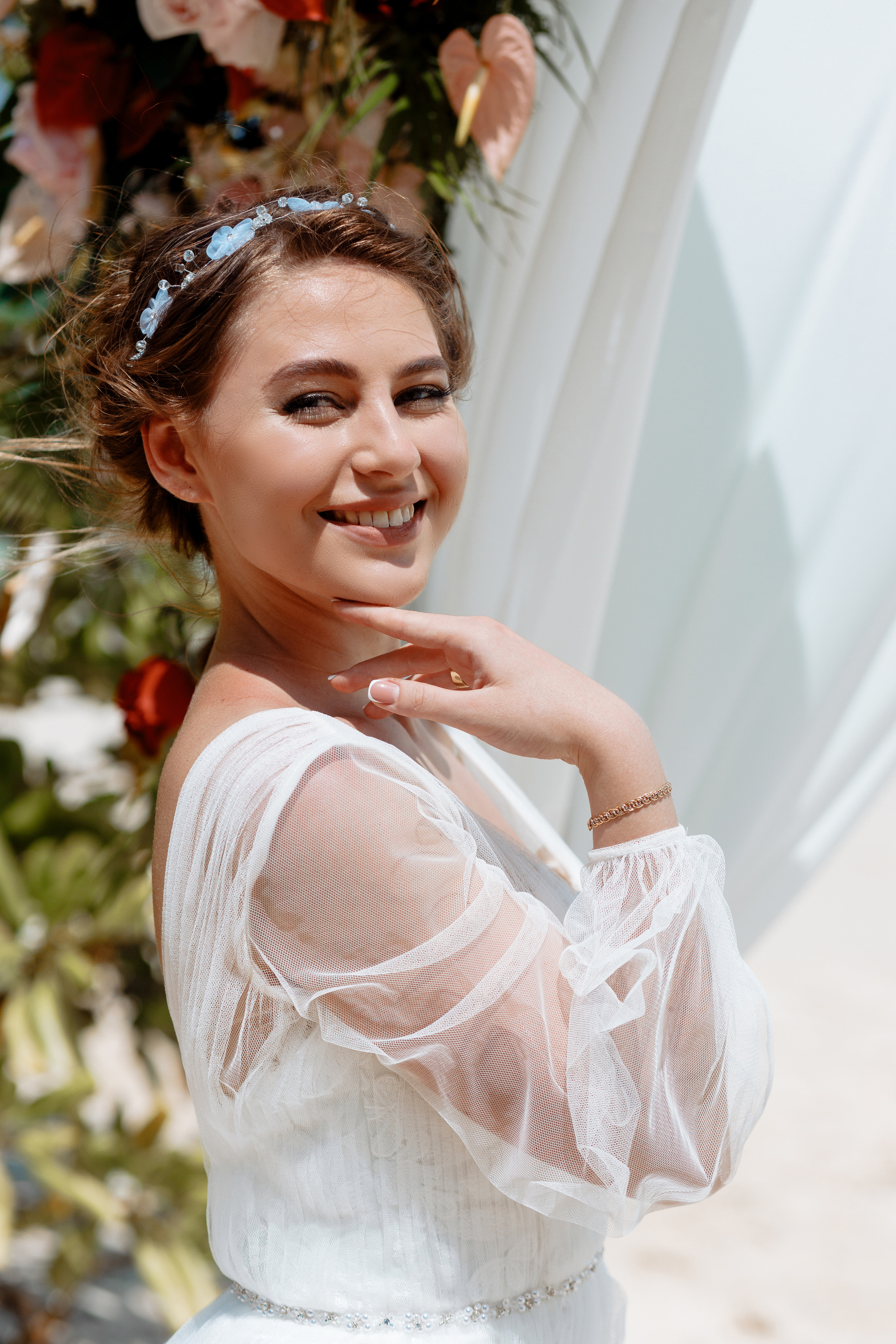 Шикарная невеста на изумрудном берегу острова Пхукета. Фотограф на Пхукете в Таиланде