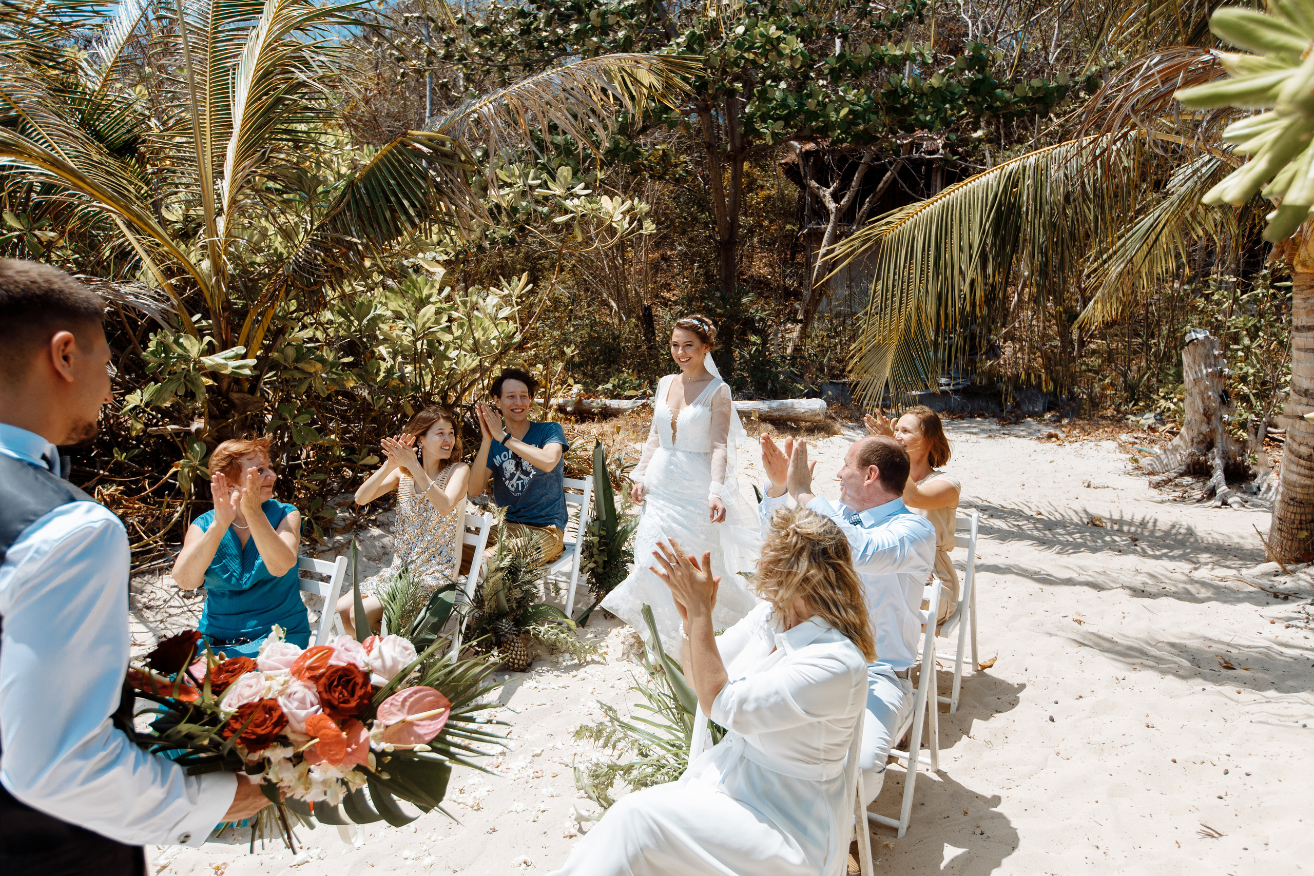 Шикарная невеста на изумрудном берегу острова Пхукета. Фотограф на Пхукете в Таиланде