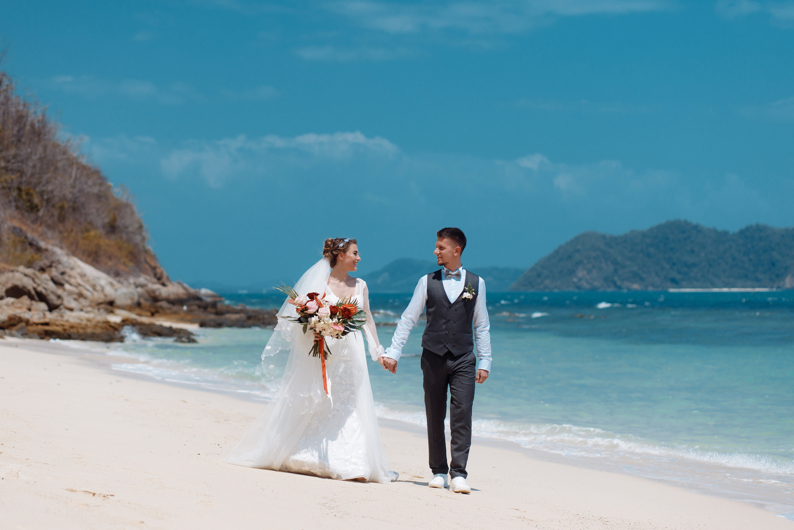 Шикарная невеста на изумрудном берегу острова Пхукета. Фотограф на Пхукете в Таиланде