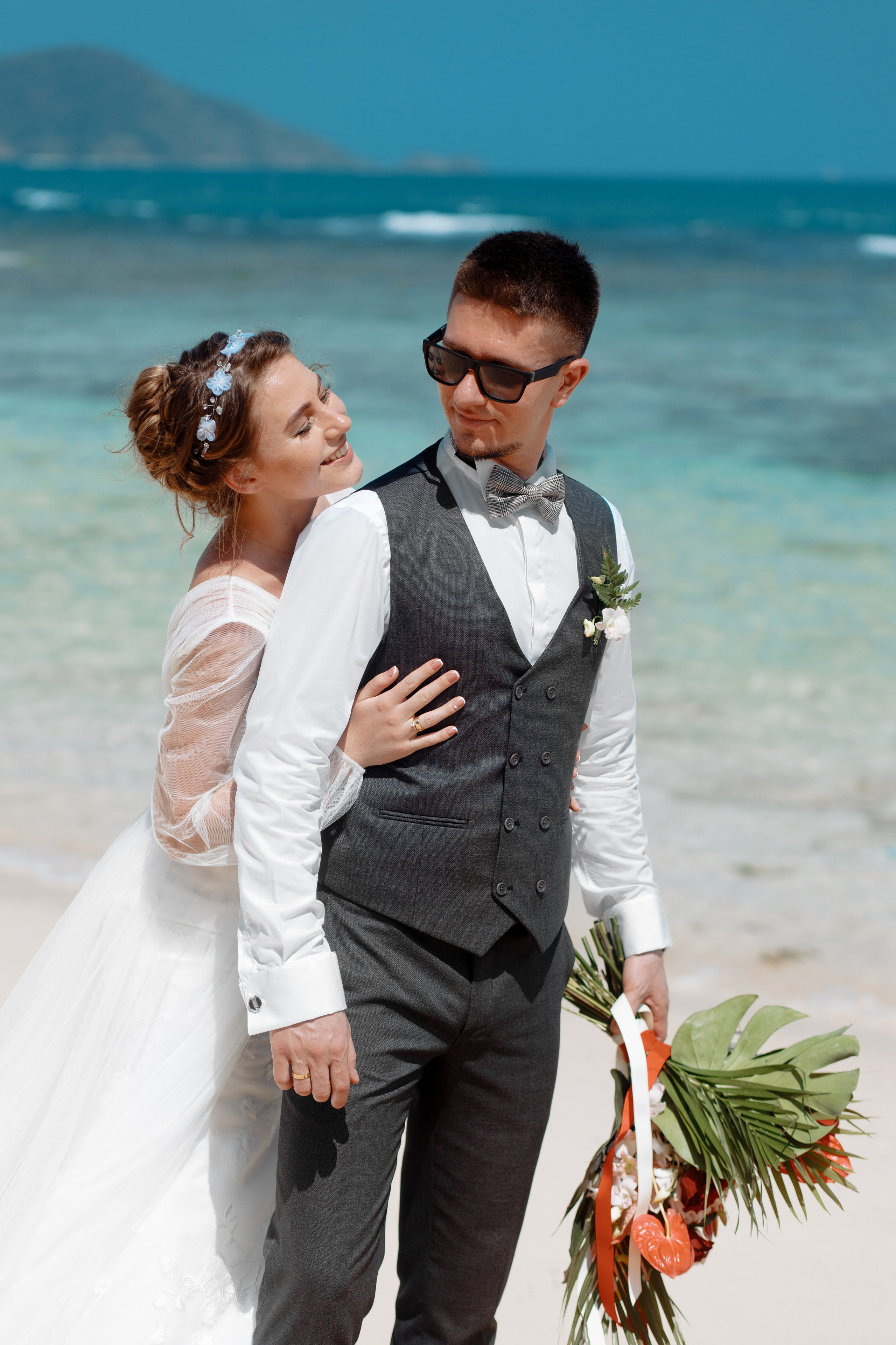 Шикарная невеста на изумрудном берегу острова Пхукета. Фотограф на Пхукете в Таиланде