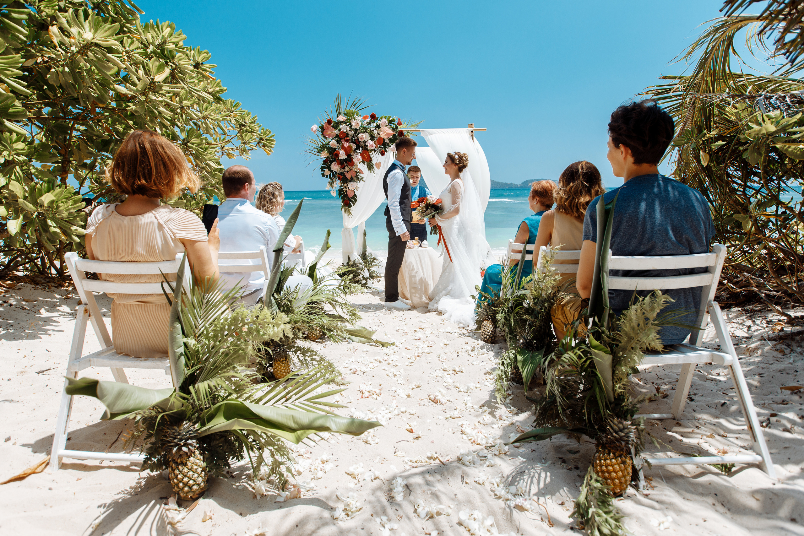 Шикарная невеста на изумрудном берегу острова Пхукета. Фотограф на Пхукете в Таиланде