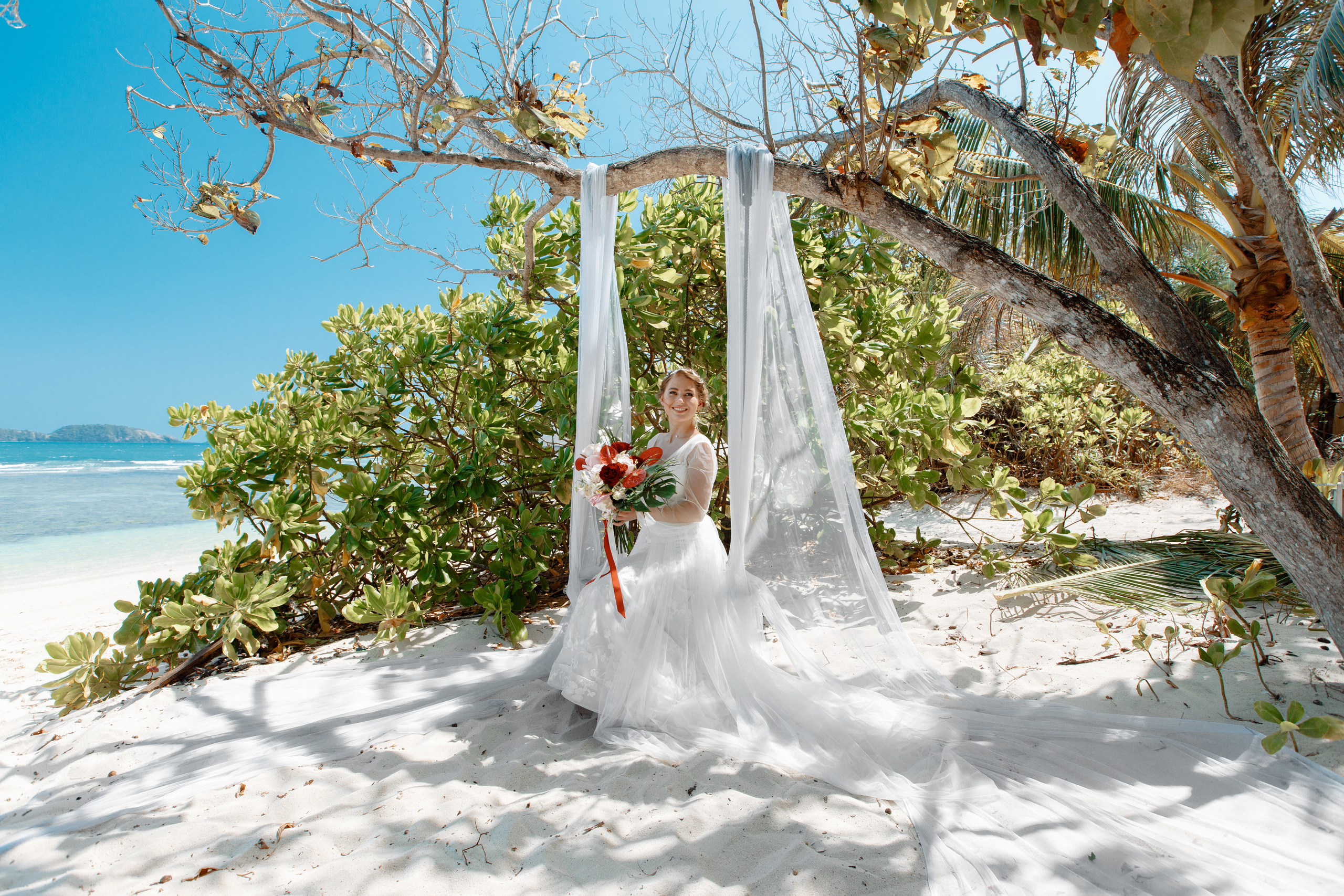 Шикарная невеста на изумрудном берегу острова Пхукета. Фотограф на Пхукете в Таиланде