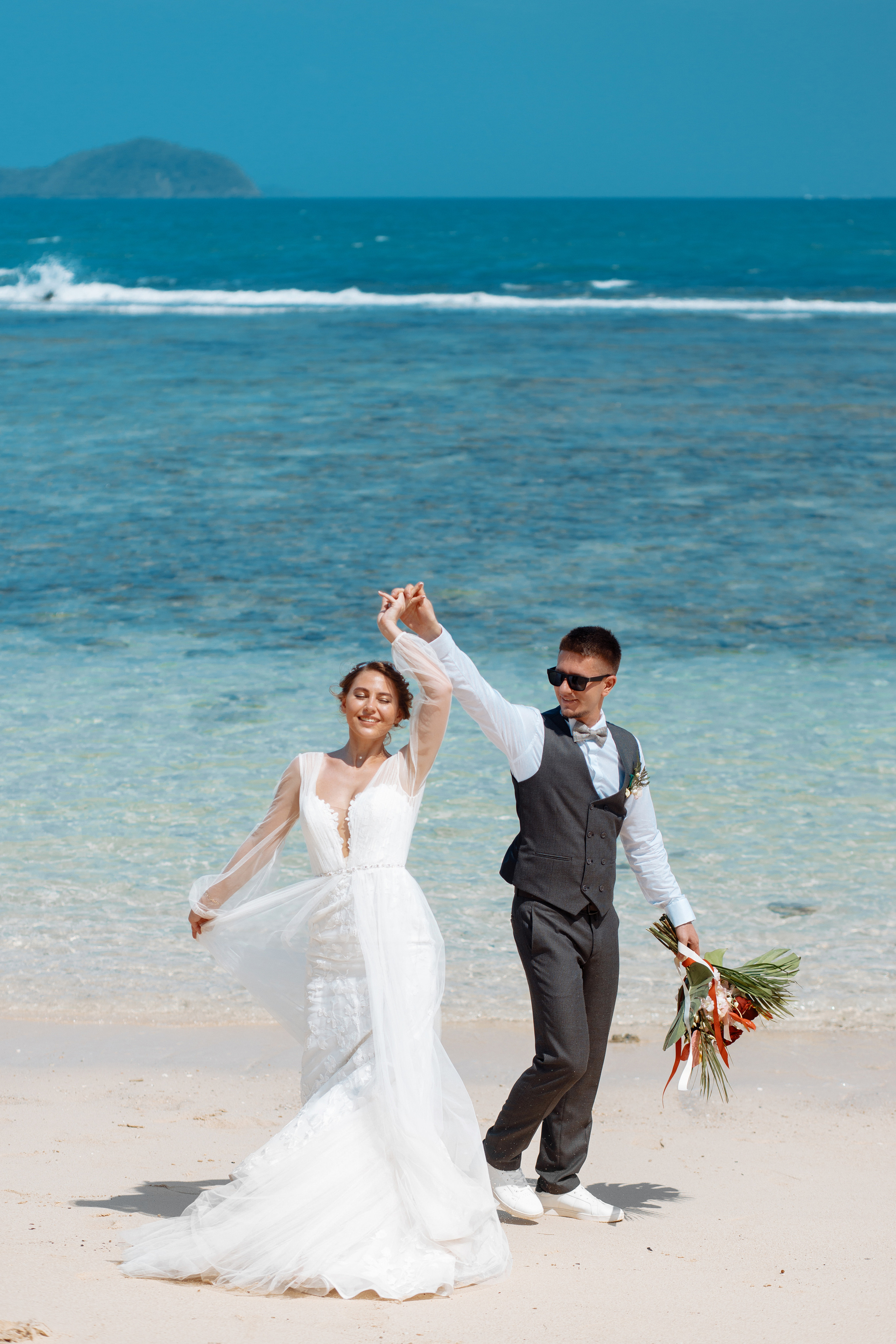 Шикарная невеста на изумрудном берегу острова Пхукета. Фотограф на Пхукете в Таиланде