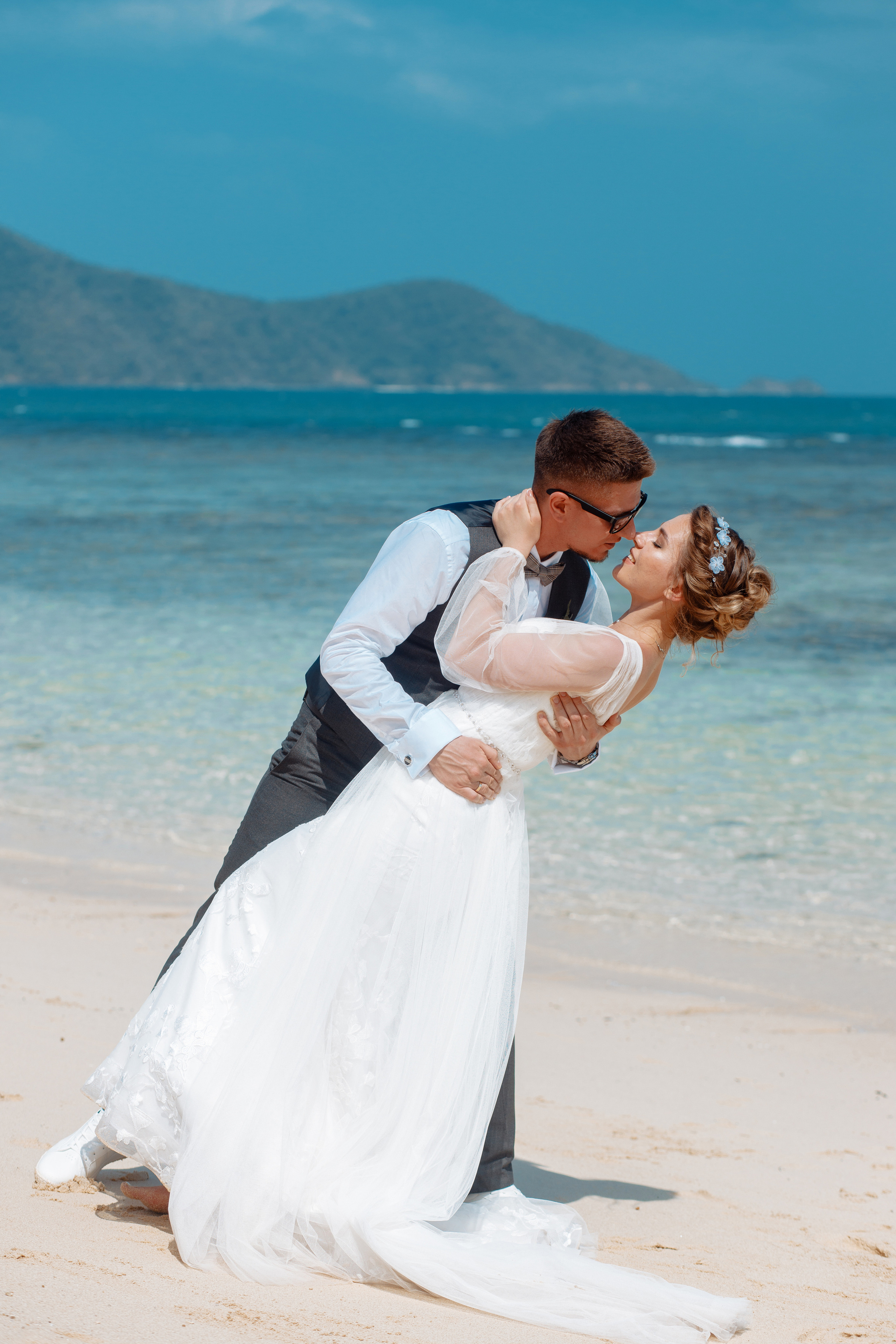 Шикарная невеста на изумрудном берегу острова Пхукета. Фотограф на Пхукете в Таиланде