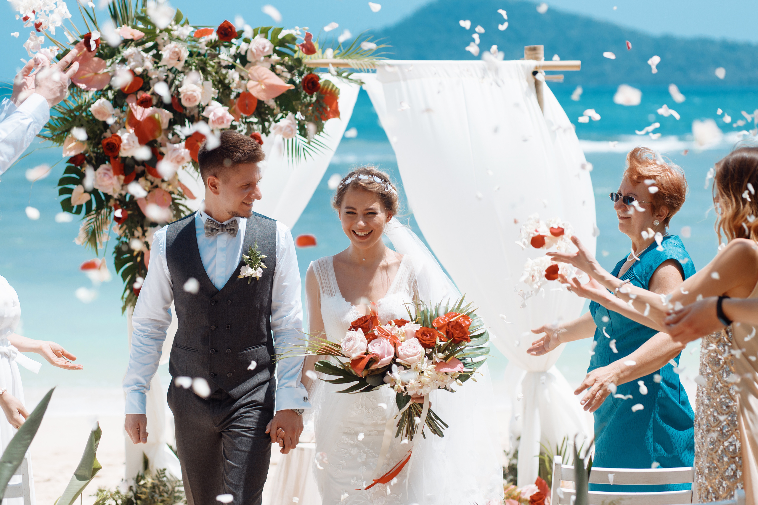 Шикарная невеста на изумрудном берегу острова Пхукета. Фотограф на Пхукете в Таиланде