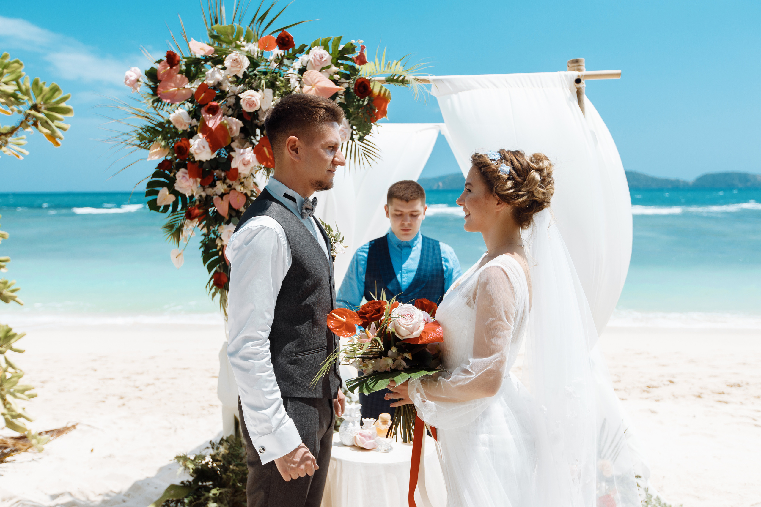 Шикарная невеста на изумрудном берегу острова Пхукета. Фотограф на Пхукете в Таиланде
