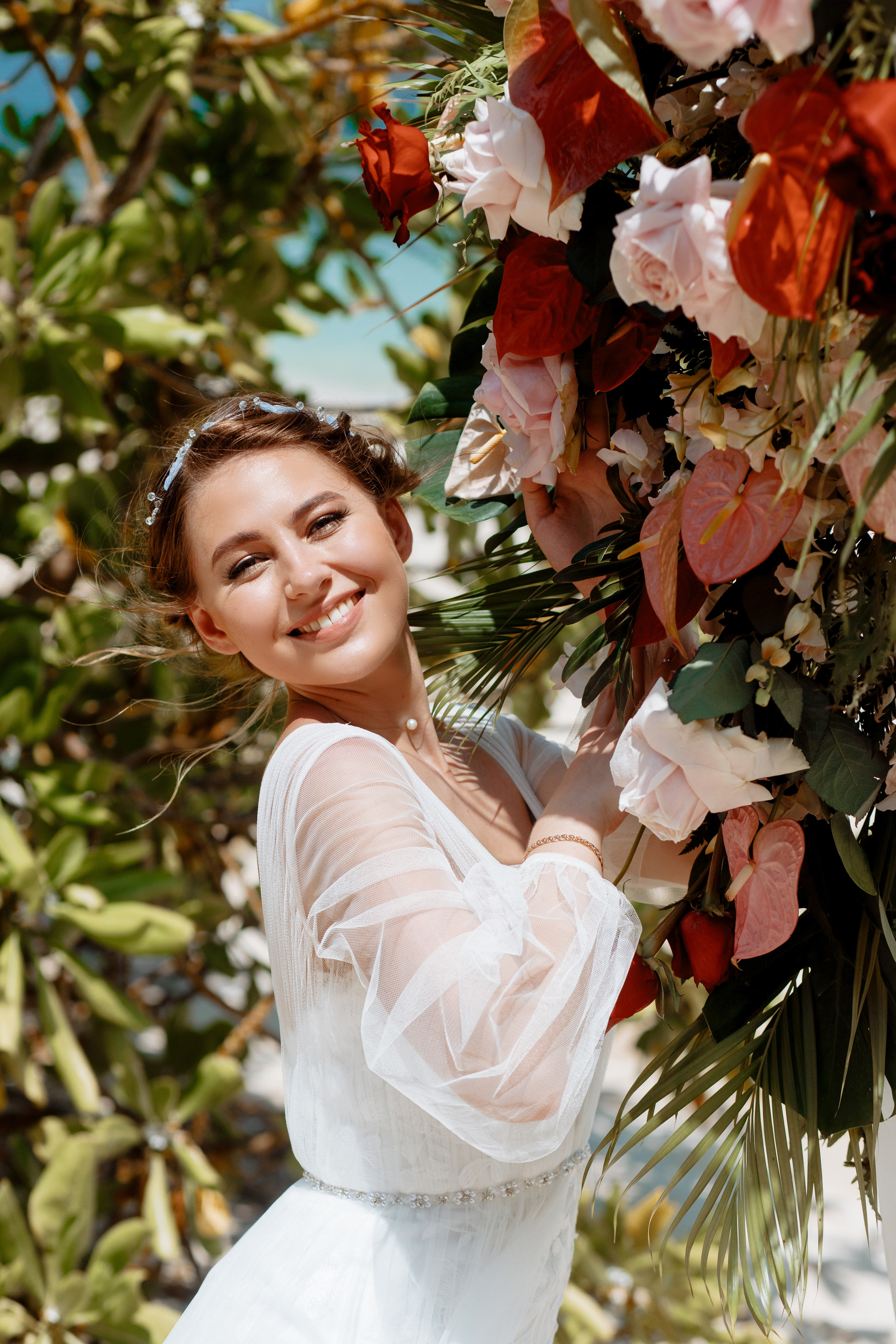 Шикарная невеста на изумрудном берегу острова Пхукета. Фотограф на Пхукете в Таиланде