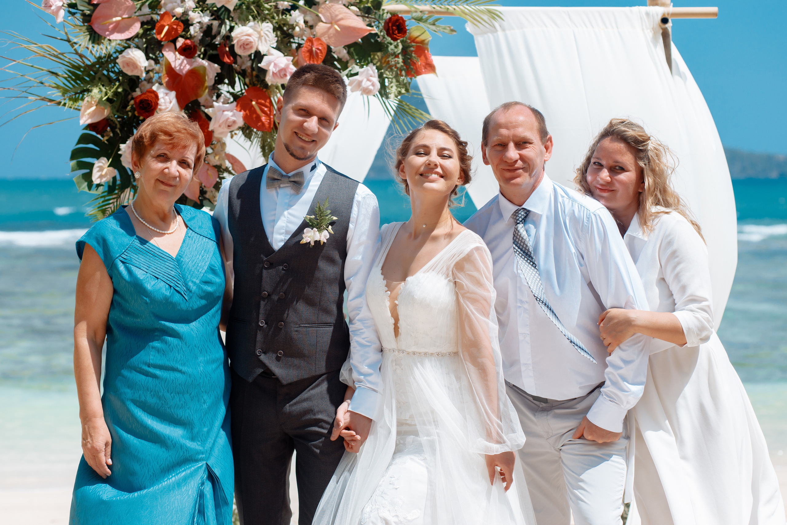 Шикарная невеста на изумрудном берегу острова Пхукета. Фотограф на Пхукете в Таиланде