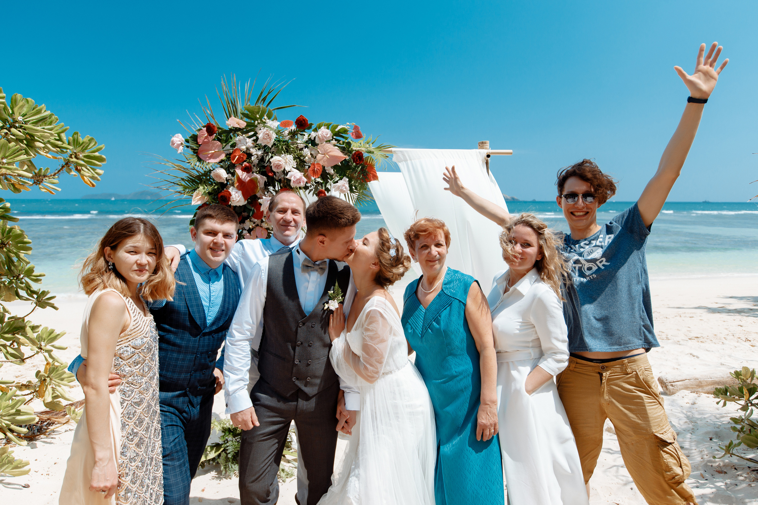 Шикарная невеста на изумрудном берегу острова Пхукета. Фотограф на Пхукете в Таиланде