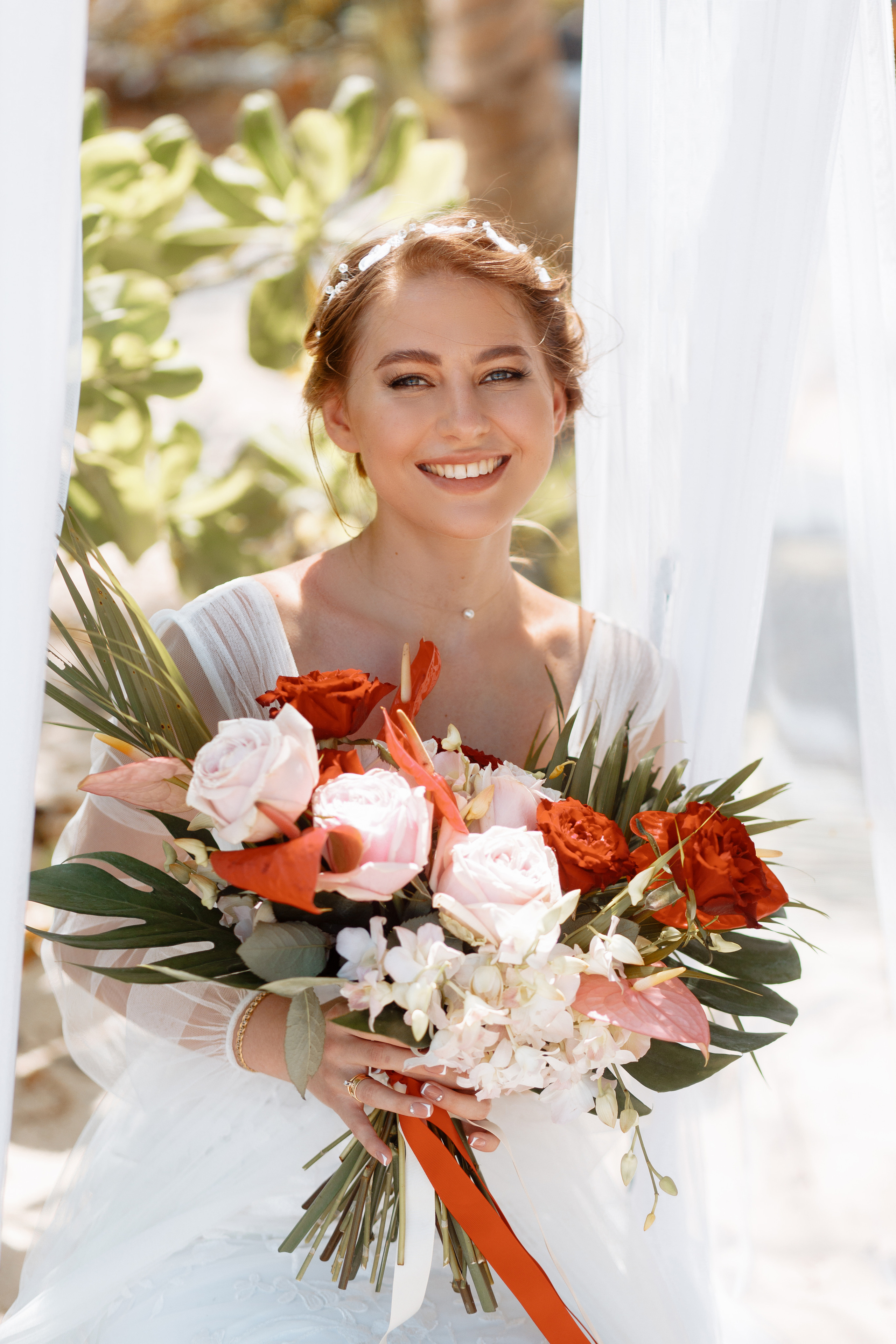 Шикарная невеста на изумрудном берегу острова Пхукета. Фотограф на Пхукете в Таиланде