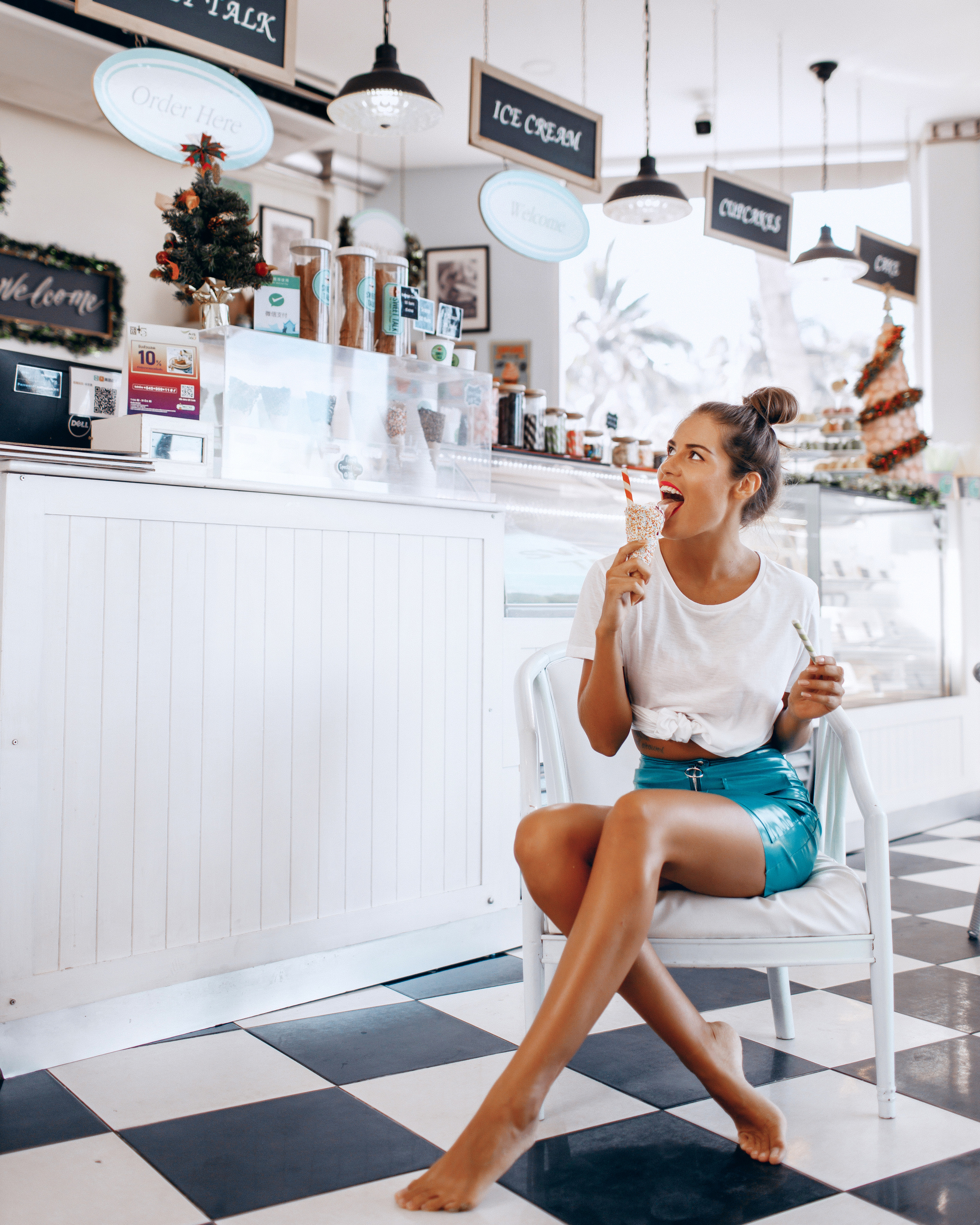 девушка ест мороженое, спасаясь от жары Пхукета