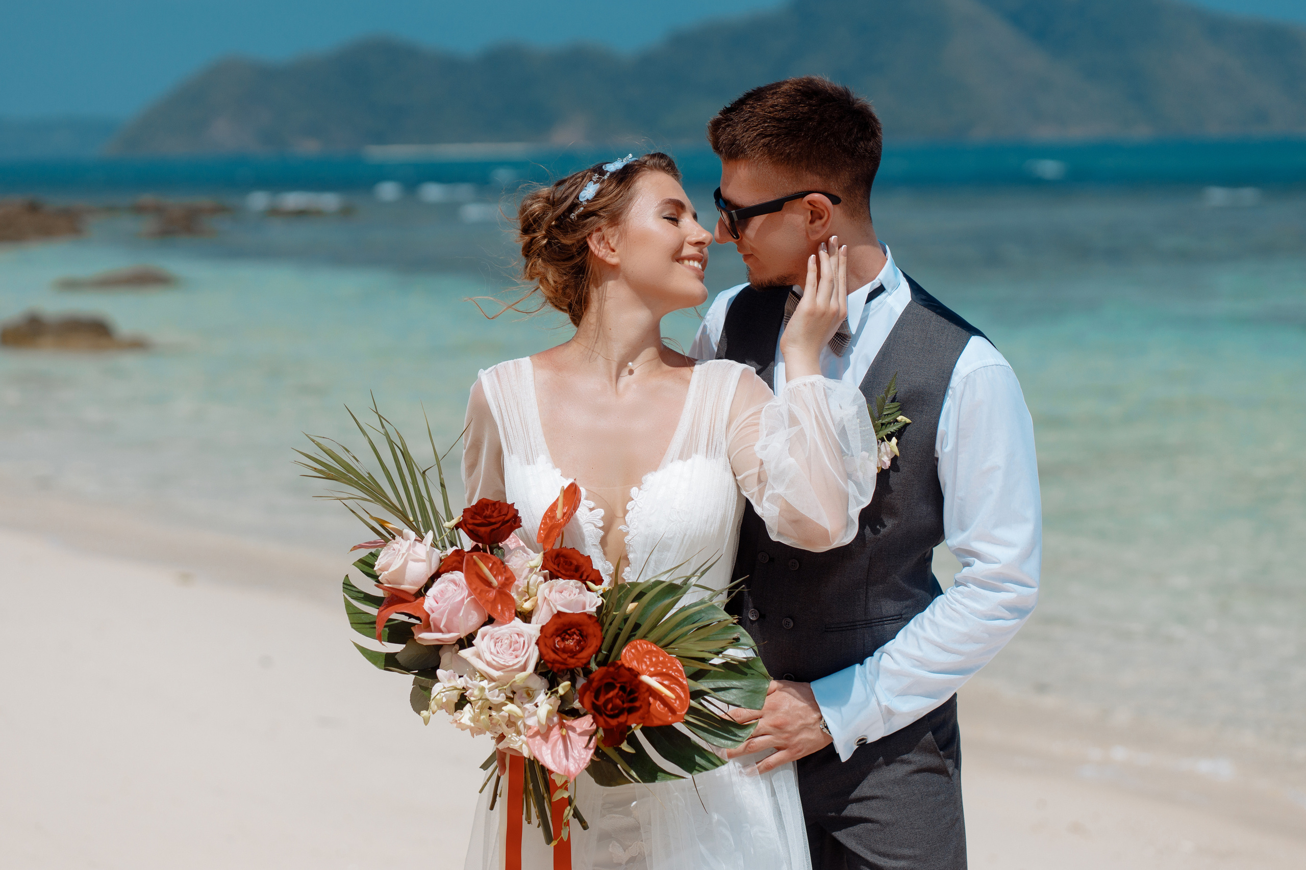 Шикарная невеста на изумрудном берегу острова Пхукета. Фотограф на Пхукете в Таиланде