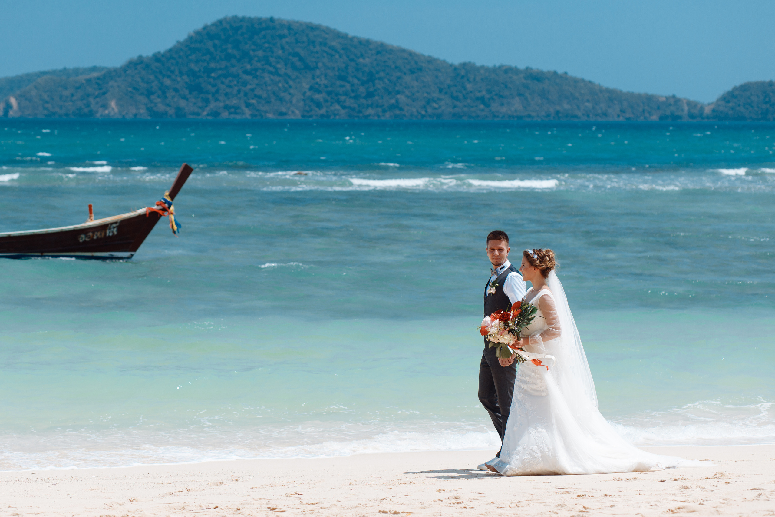 Шикарная невеста на изумрудном берегу острова Пхукета. Фотограф на Пхукете в Таиланде