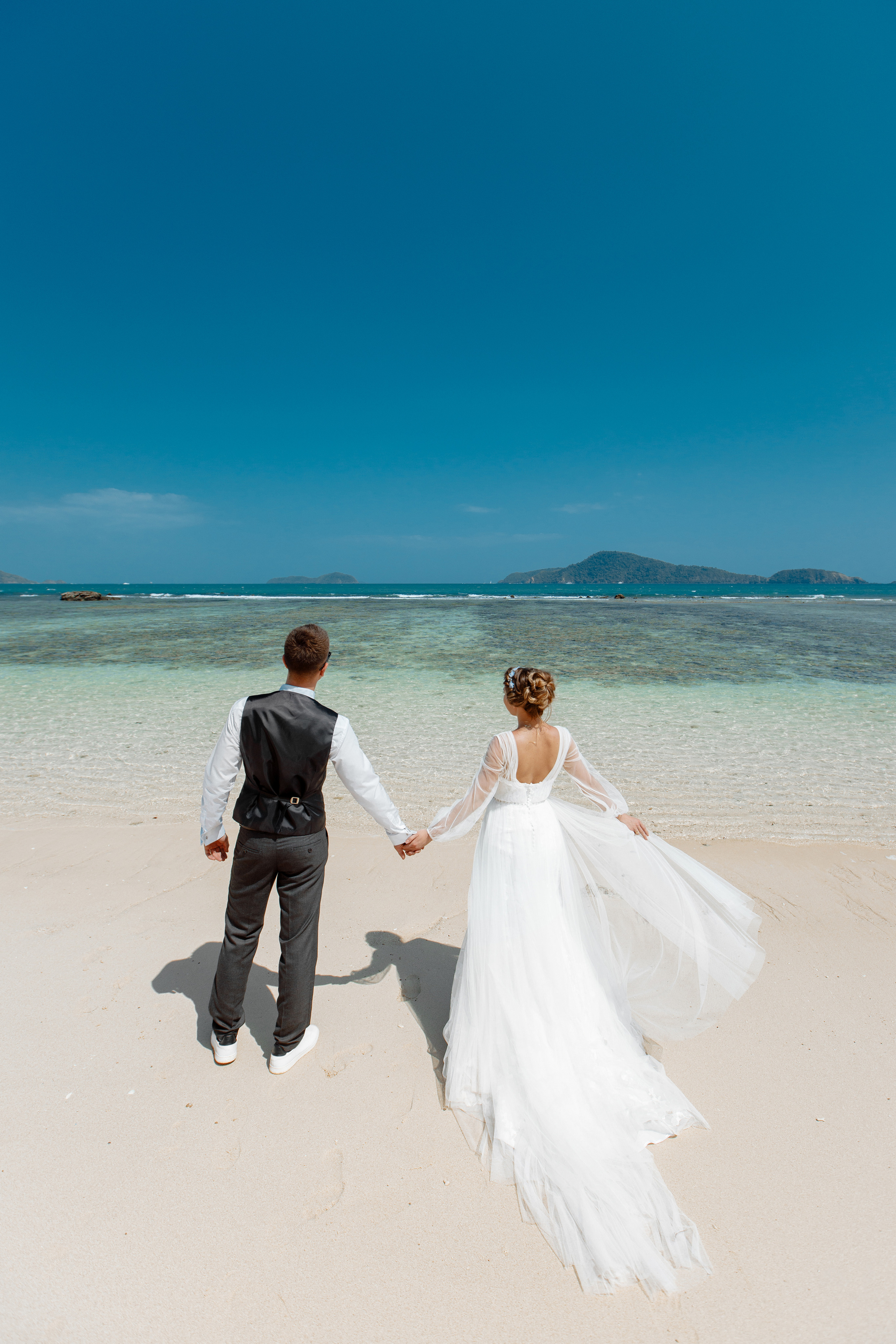 Шикарная невеста на изумрудном берегу острова Пхукета. Фотограф на Пхукете в Таиланде