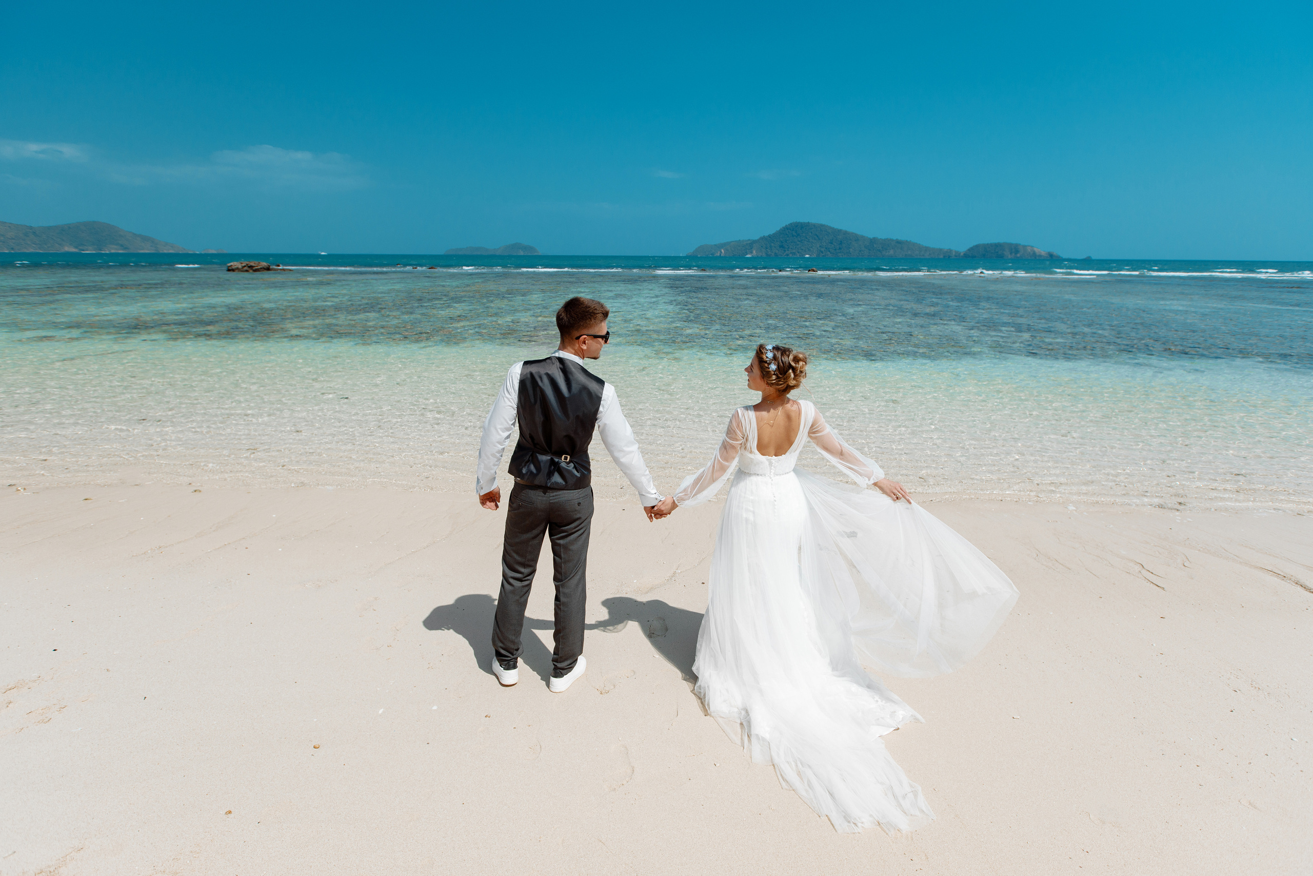 Шикарная невеста на изумрудном берегу острова Пхукета. Фотограф на Пхукете в Таиланде